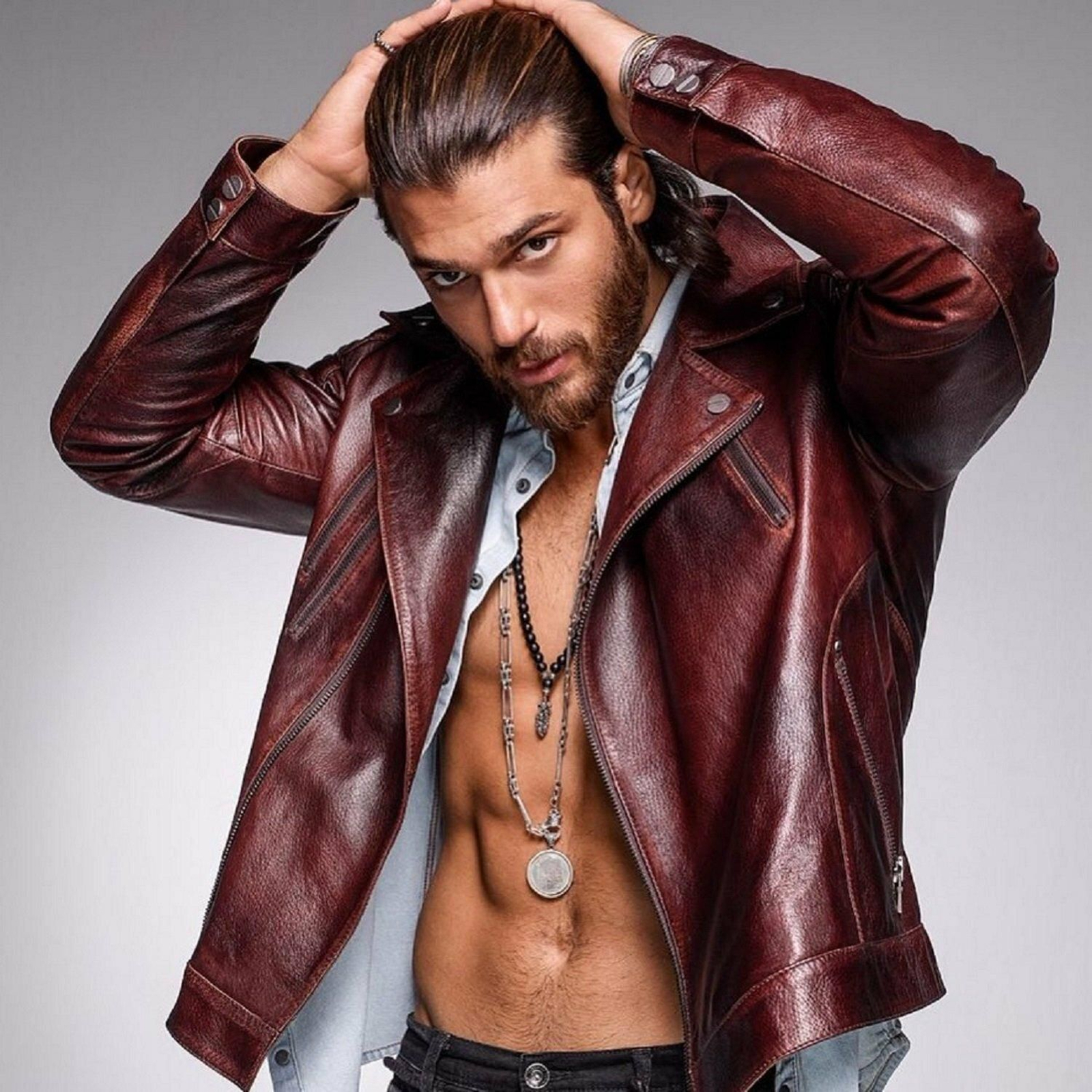 Can Yaman, en una de las fotos de un reportaje para una revista.