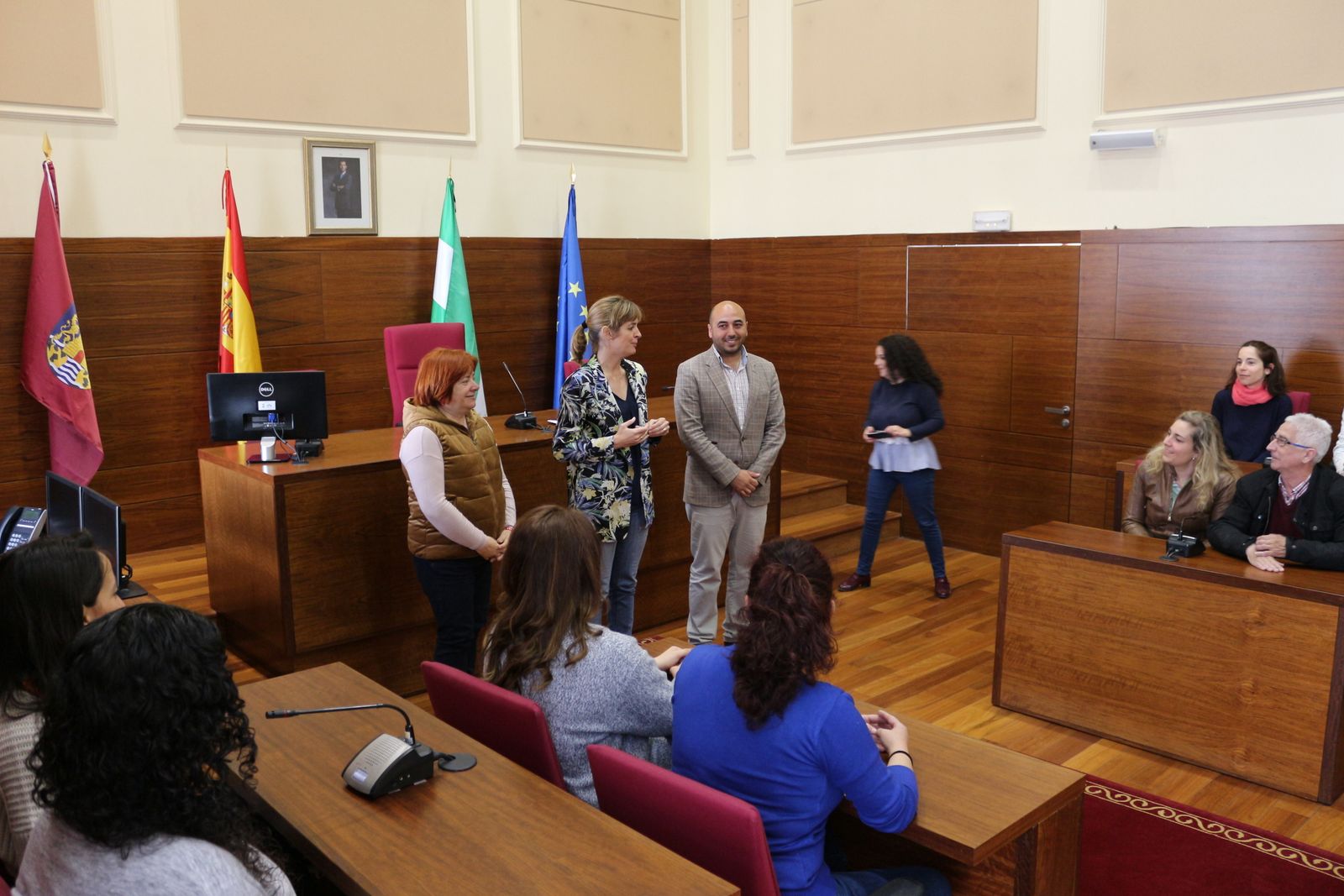 Acto de bienvenida a las primeras trabajadoras celebrado en el Salón de Plenos.
