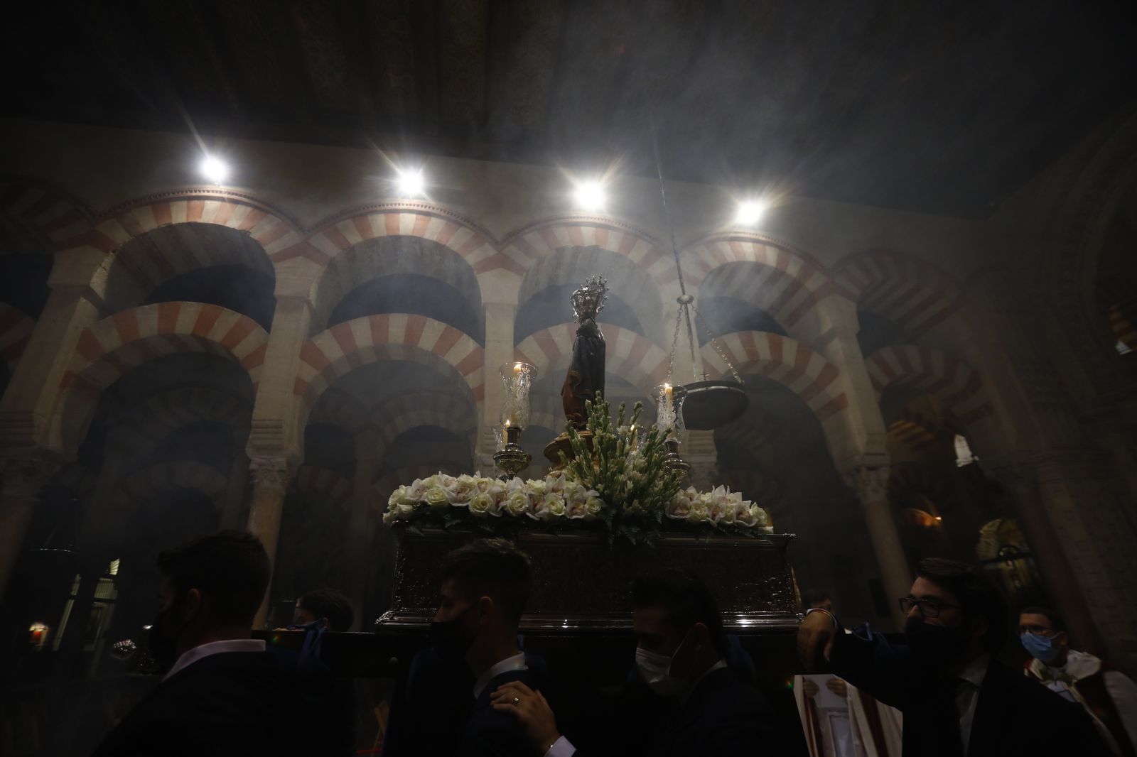El vía lucis con la Virgen de la Fuensanta en el Patio de los Naranjos, en imágenes
