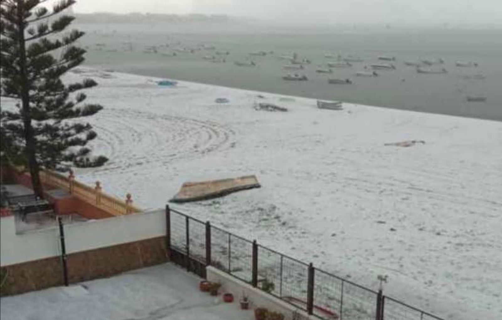 Bajo de Guía se tiñe de blanco tras una impresionante granizada