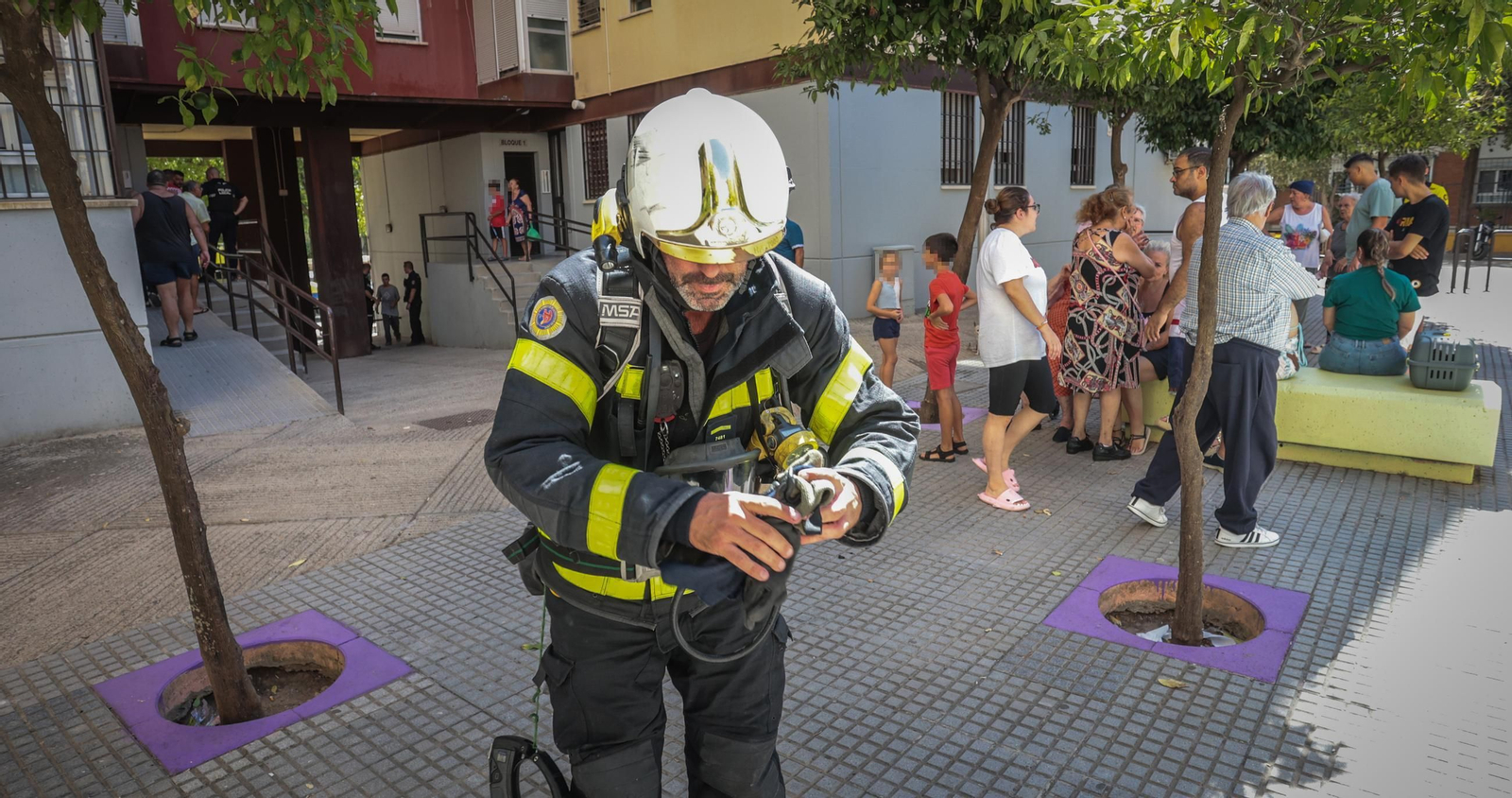Imágenes de la intervención en un incendio en García Figueras en Jerez