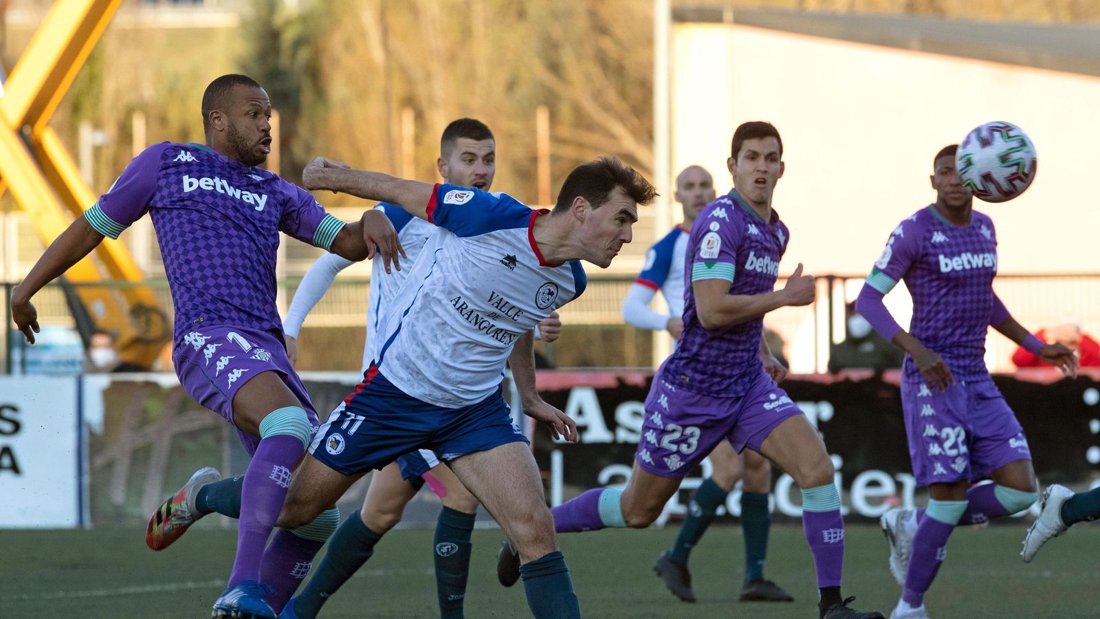 Bruñol se adelanta a Sidnei en el 1-0.