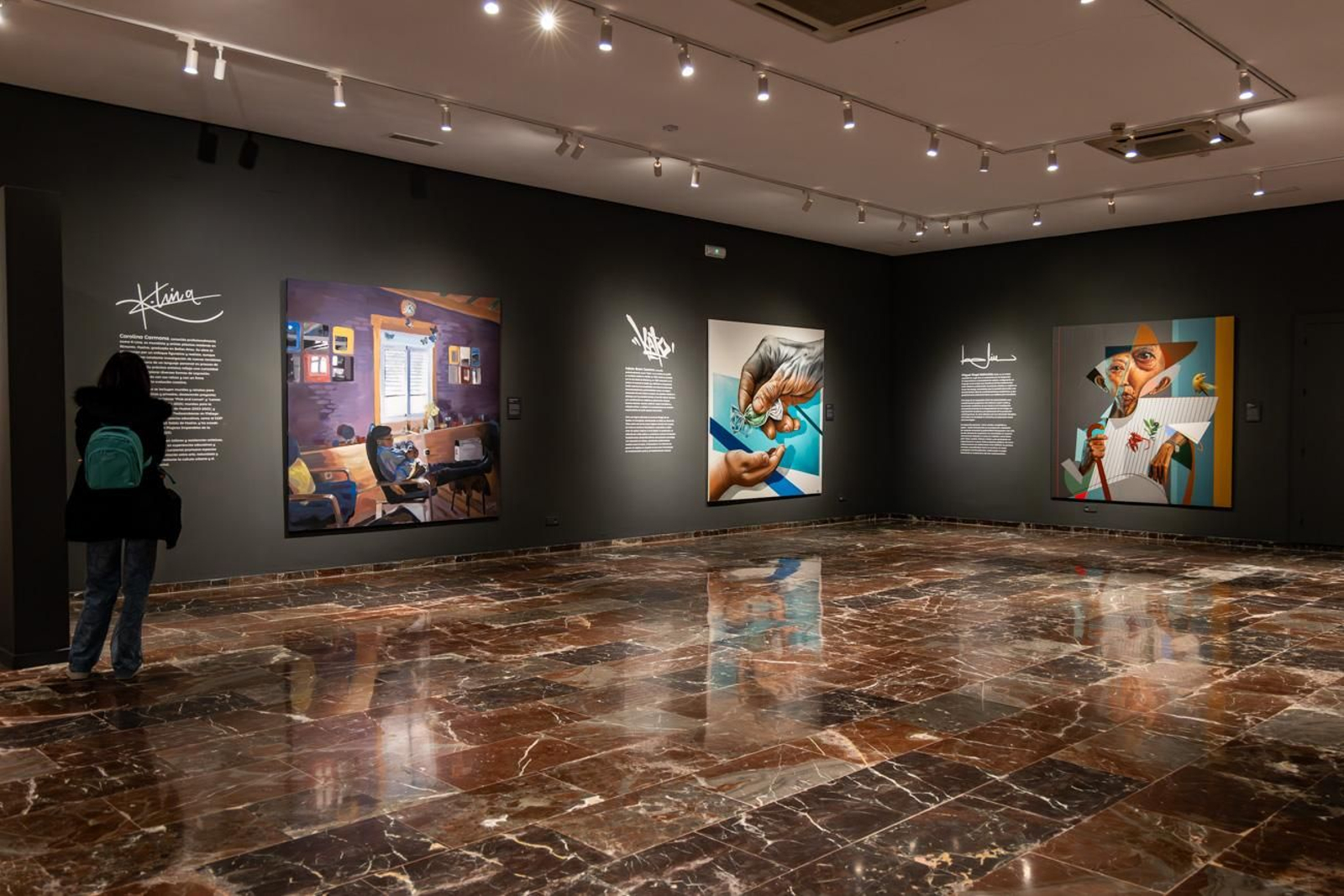 Vista general de una de las salas del Museo de Jaén que acoge Arte Urbano Andaluz, donde conviven obras de gran formato y textos curatoriales en un espacio de diálogo contemporáneo.