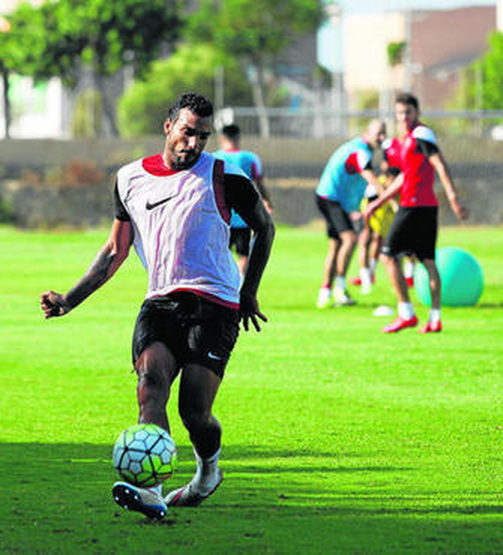 Michel Macedo golpea el balón con su 'comba' característica un entrenamiento.