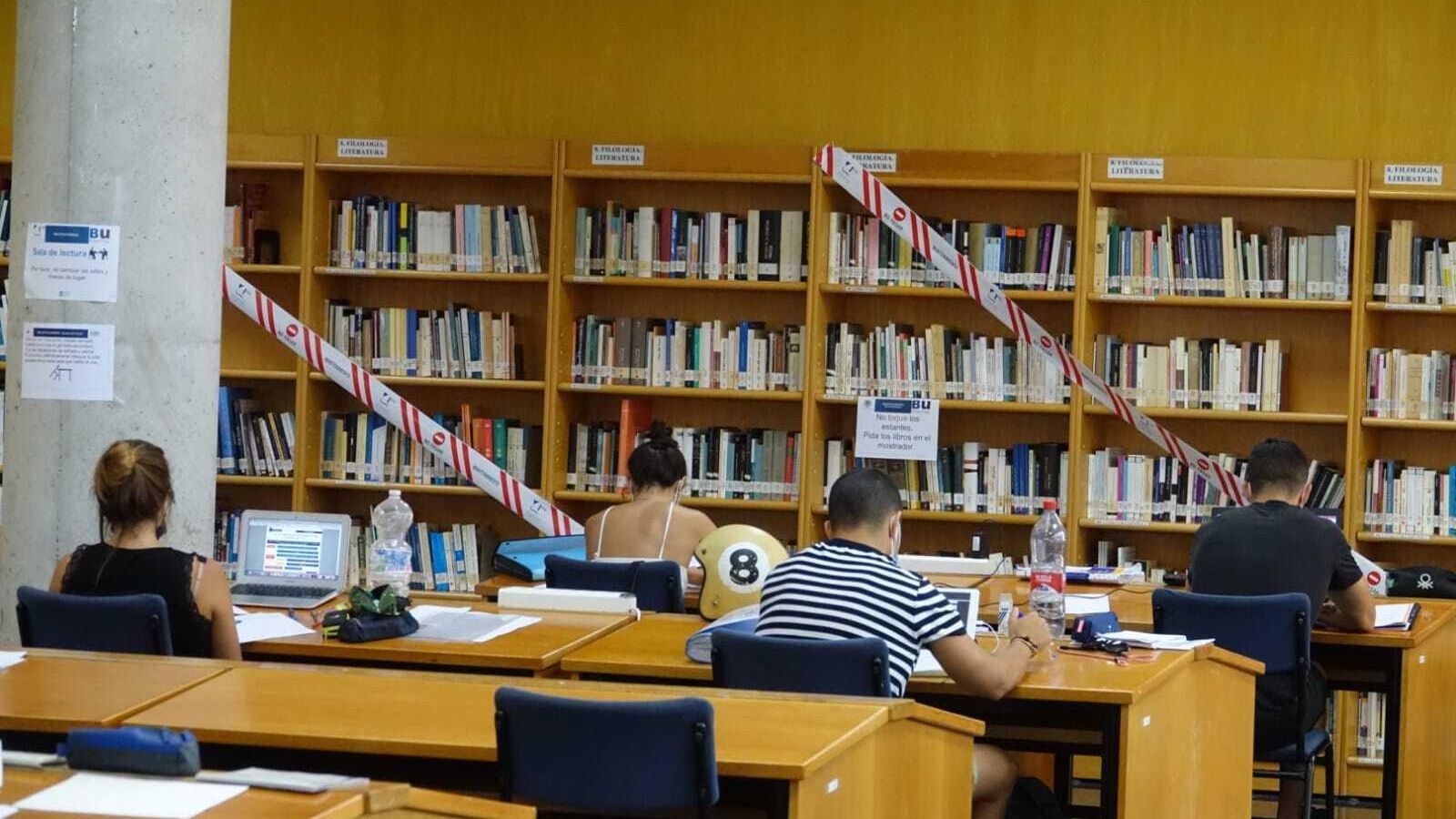 Pupitres semivacíos por las medidas de reducción de aforos.