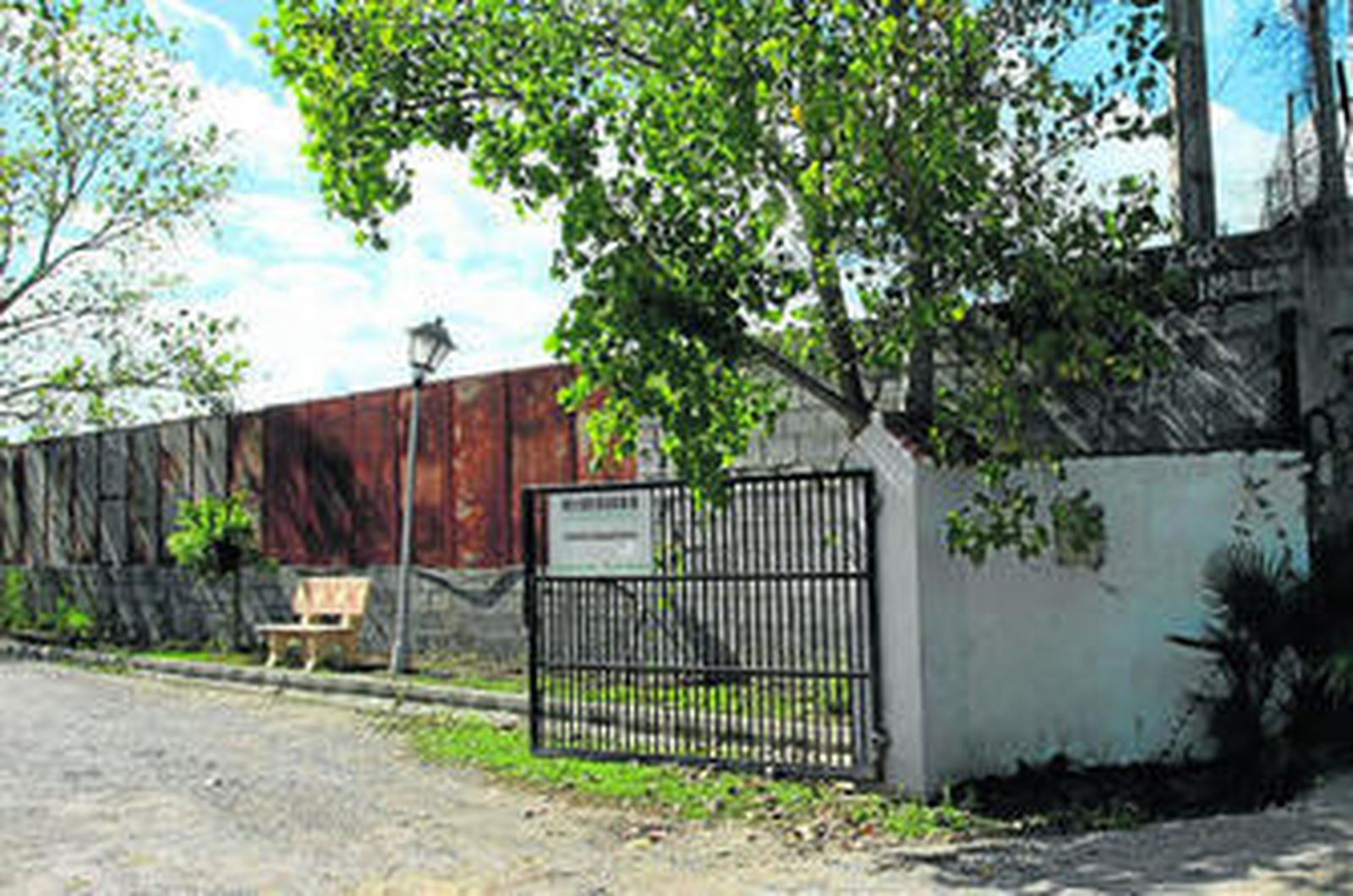 Imagen de la entrada a las instalaciones de control zoosanitario, en Los Barrios, ayer.