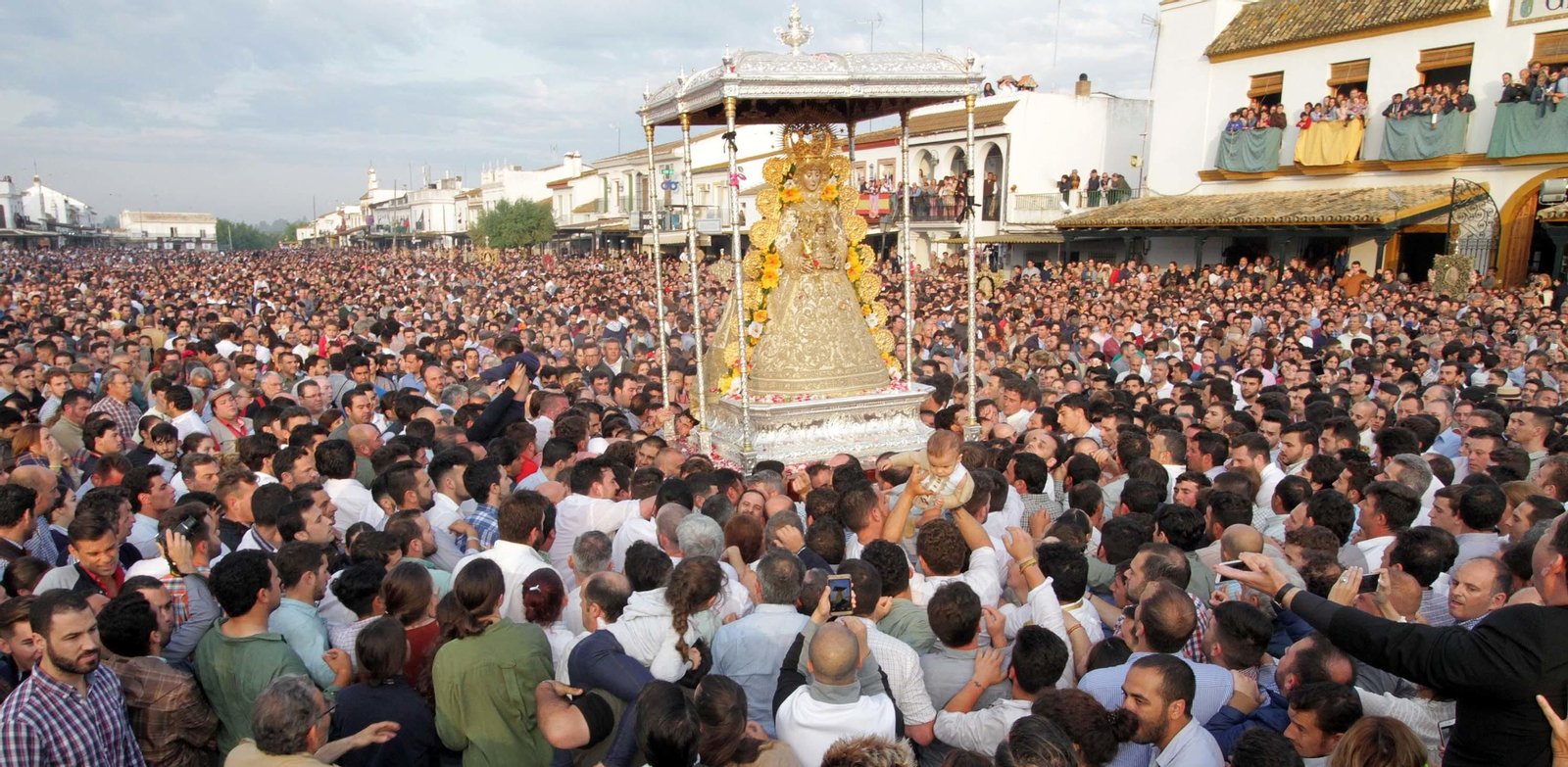 Las imágenes de la procesión de la Virgen del Rocío por la aldea en el Lunes de Pentecostés