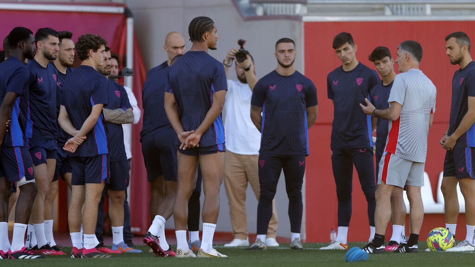 La plantilla escucha por primera vez a Mendilibar.