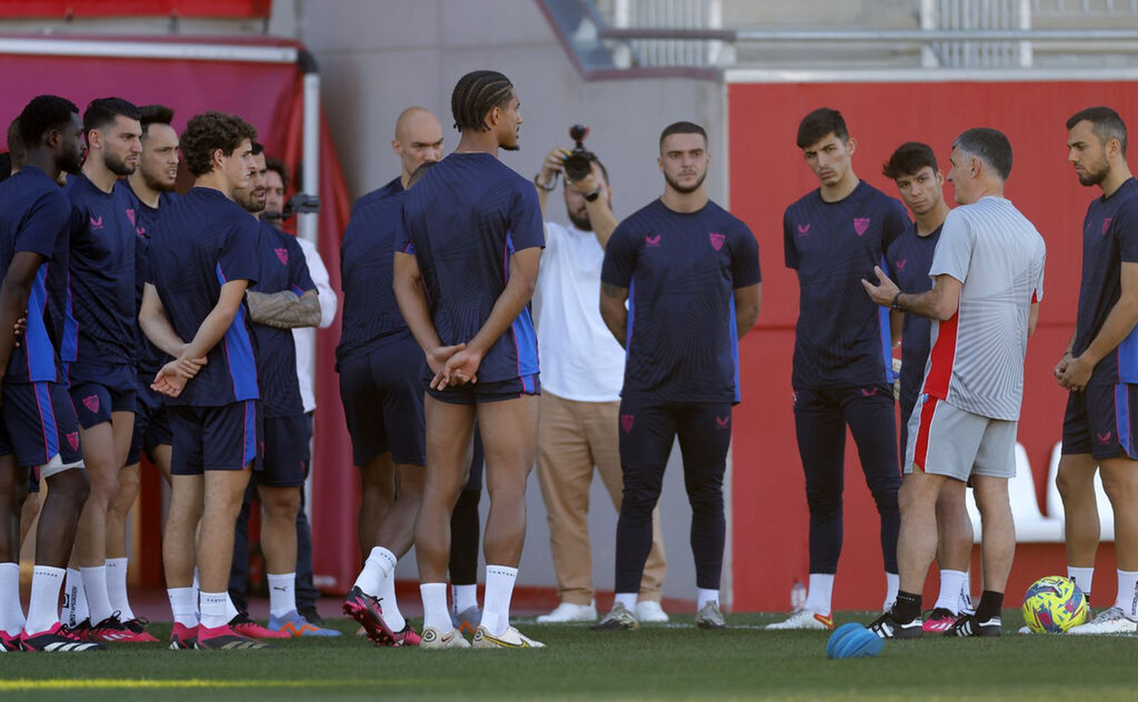 La plantilla escucha por primera vez a Mendilibar.