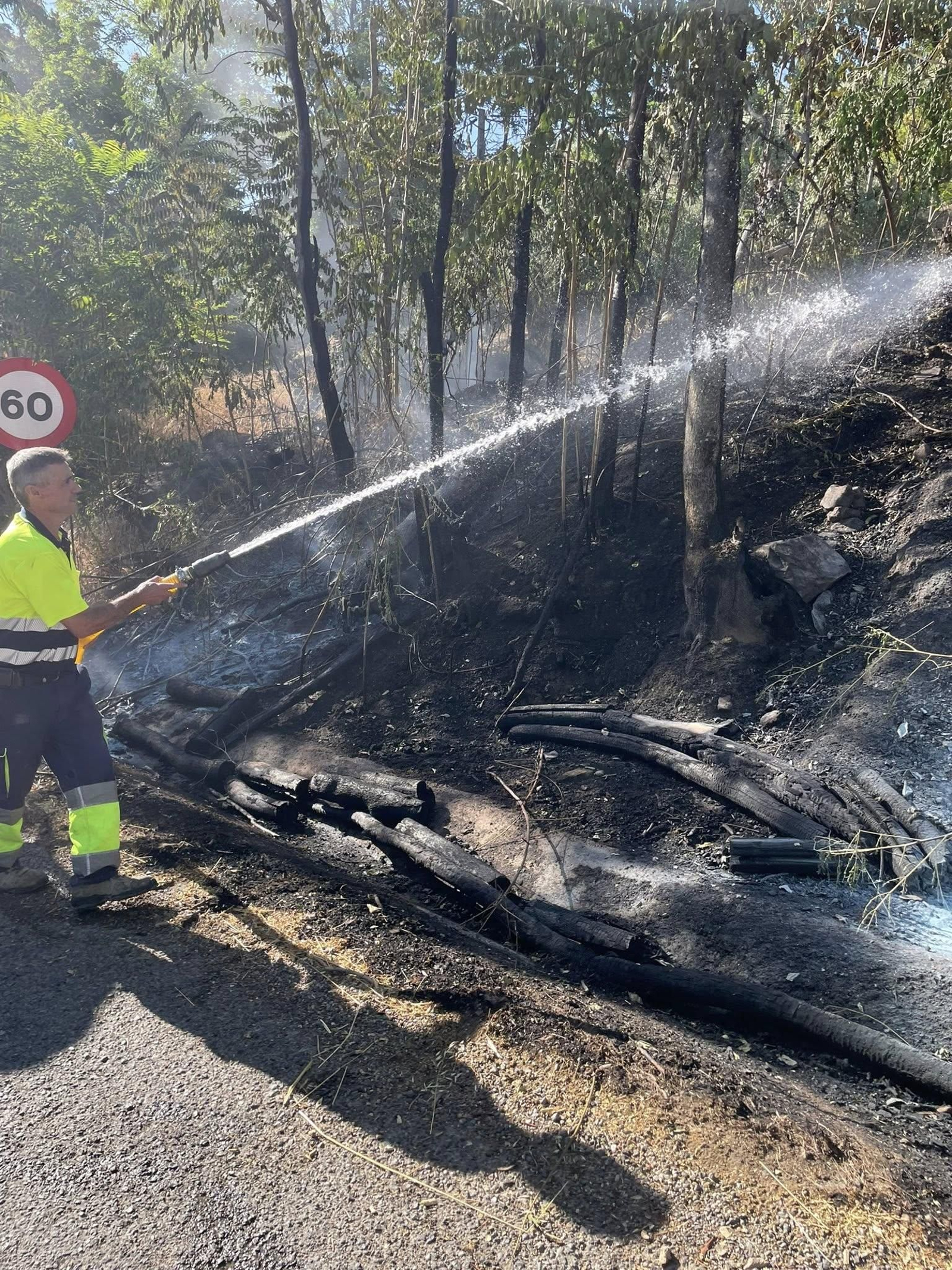 Personal municipal sofoca los restos del incendio en el acceso a Porcuna.