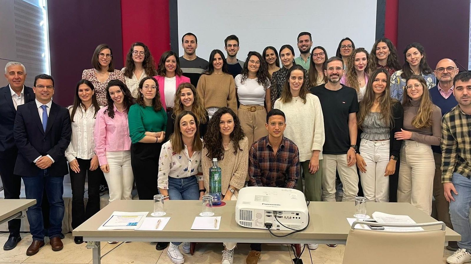 El director del curso, el farmacéutico del Valme Ramón Morillo, junto a los farmacéuticos asistentes a la formación.