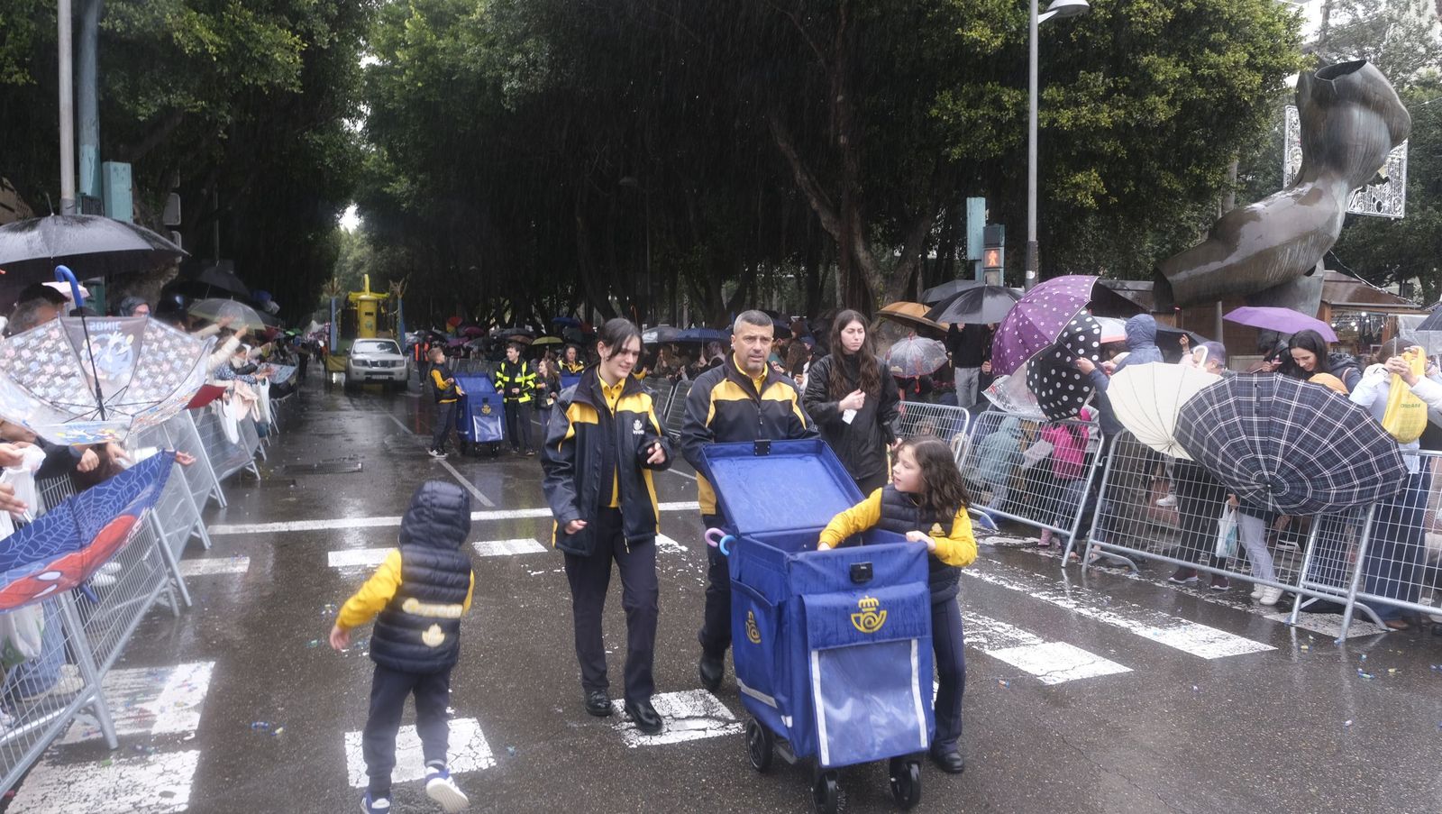 Fotografías de la cabalgata de los Reyes Magos pasada por agua en Almería