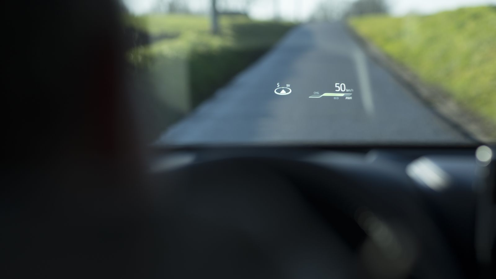 En ambos niveles de acabado el HUD se integra en el equipamiento de serie, al igual que el portón eléctrico o el cimatizador de tres zonas.