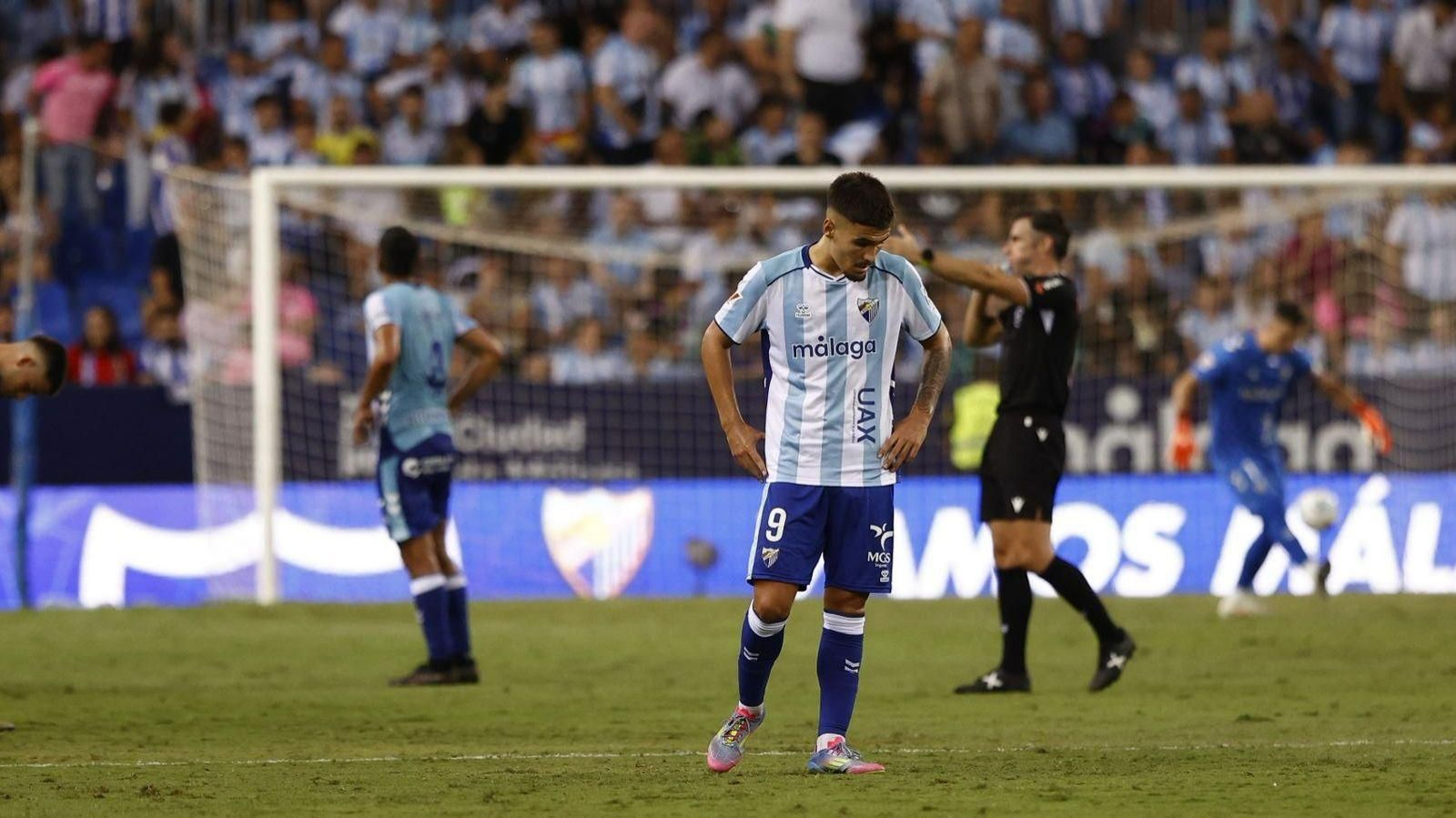 Chupete con la cabeza agachada tras el partido ante el Cádiz.