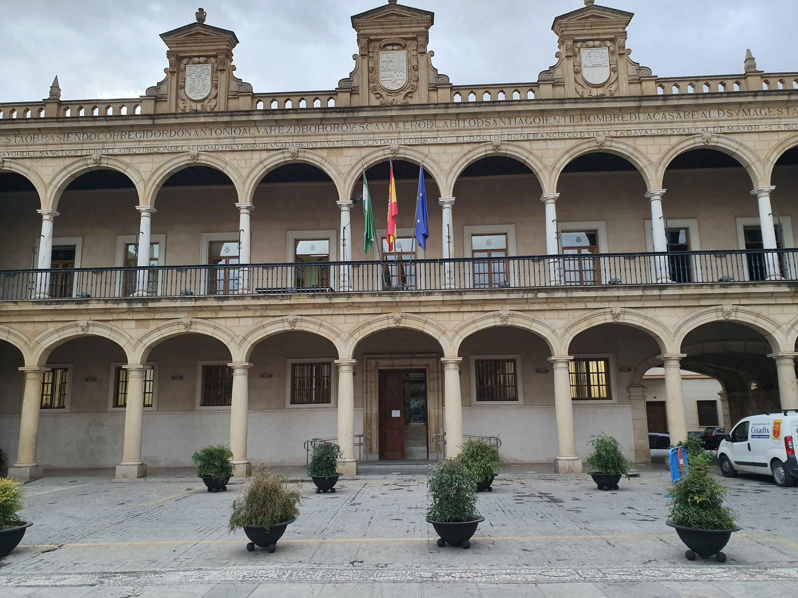 Fachada del Ayuntamiento de Guadix.