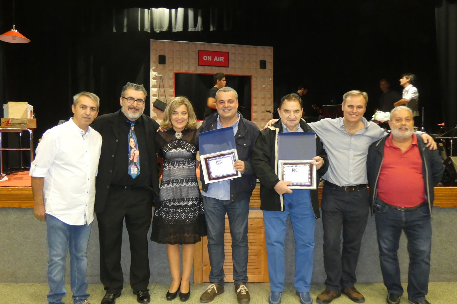 La plantilla y colaboradores de Radio Juventud de Conil tras la gala.