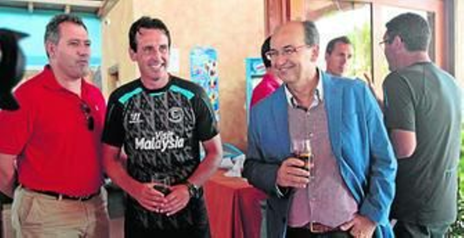 José Castro y Unai Emery charlan distendidamente durante el almuerzo de confraternización de la plantilla, ayer en Costa Ballena.