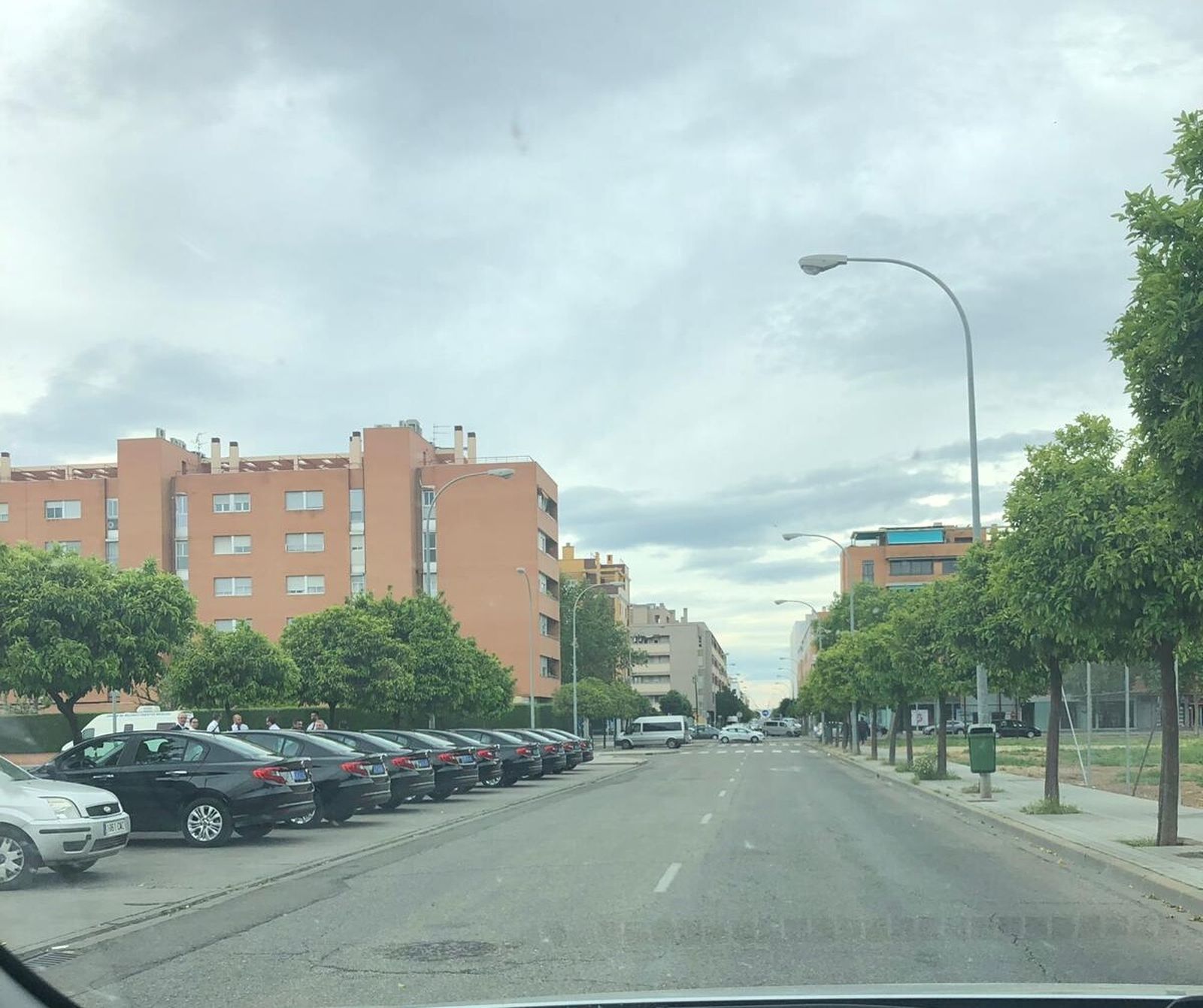 Varios vehículos en la parada que Auttacor dice que es "ilegal".