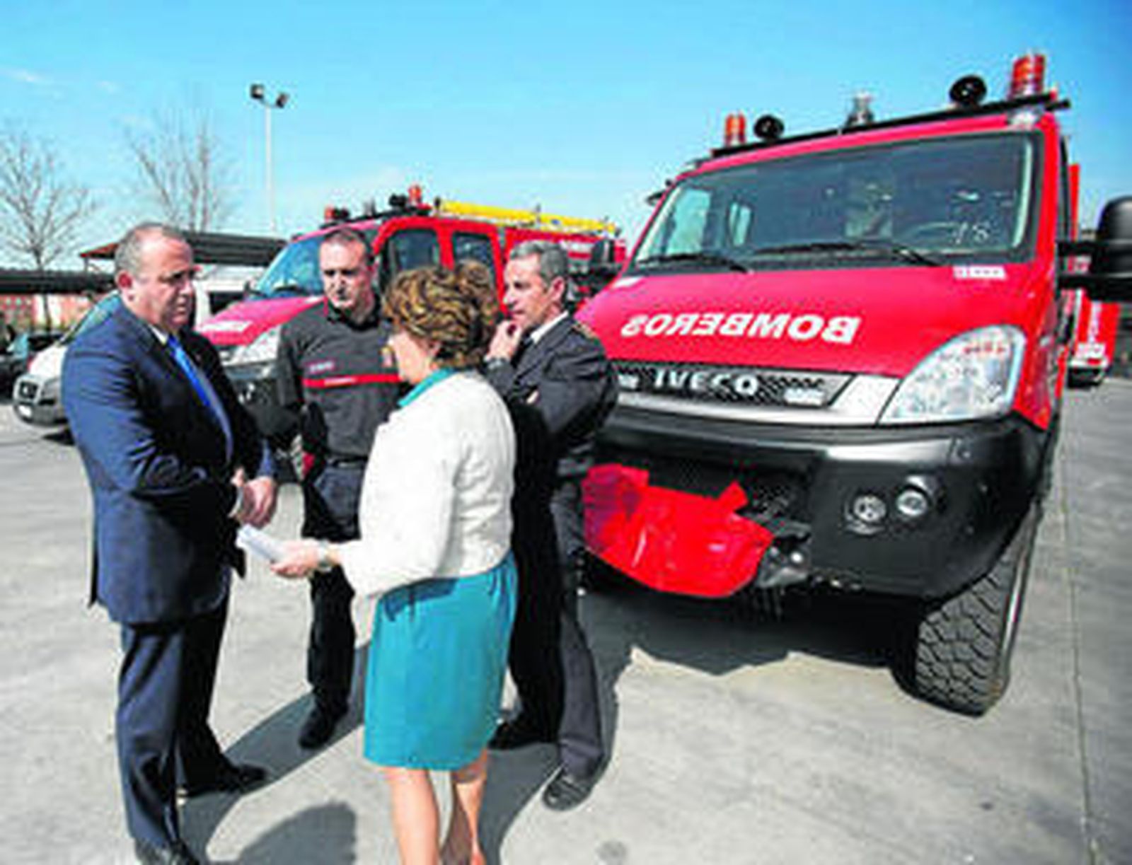 Telesfora Ruiz y Francisco Javier Maldonado conversan con dos responsables del Parque Norte de Bomberos