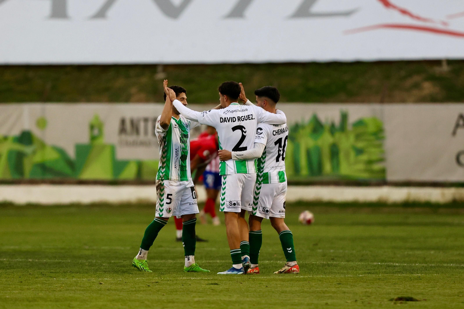 El Antequera celebra un gol.