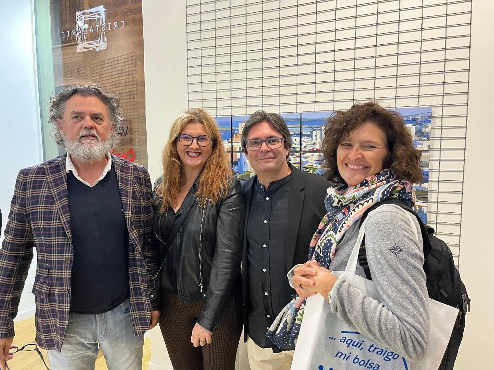 Jerónimo Pérez, Olga Tey, el pintor Cecilio Chaves y Belén González Dorao, durante la inauguración en la Galería Benot.