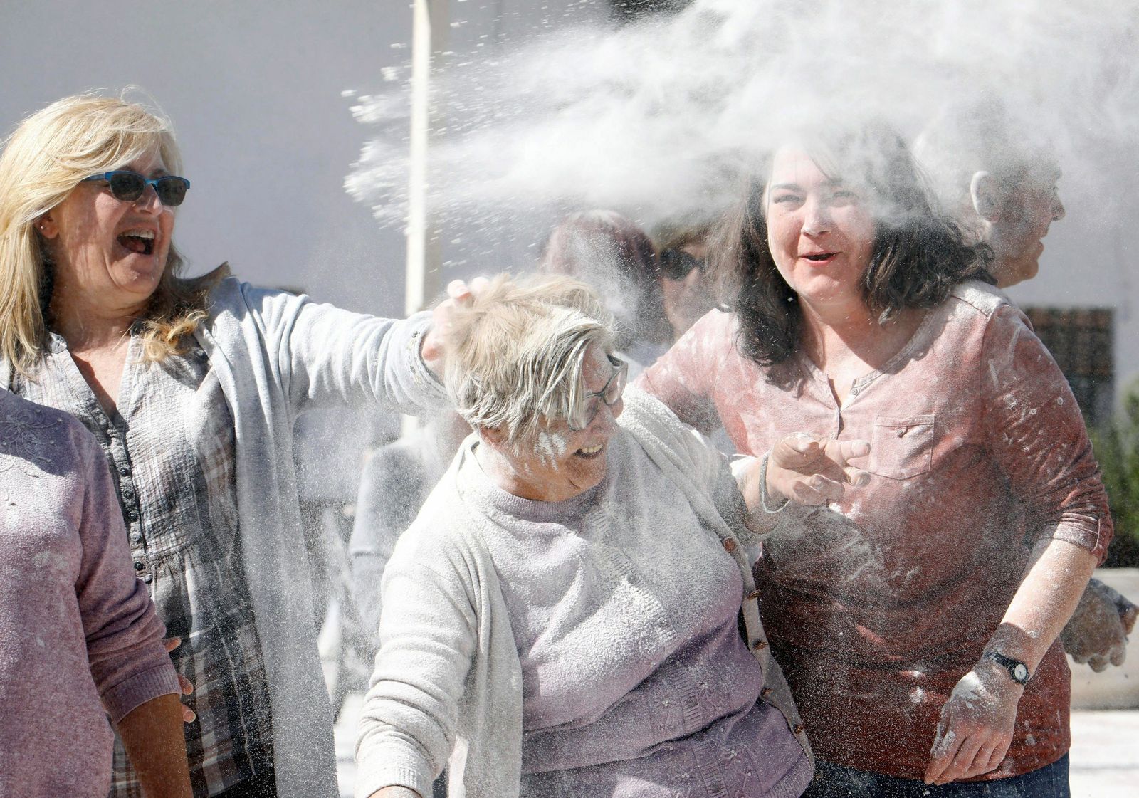 La batalla de la harina de Ochavillo del Río, en fotos