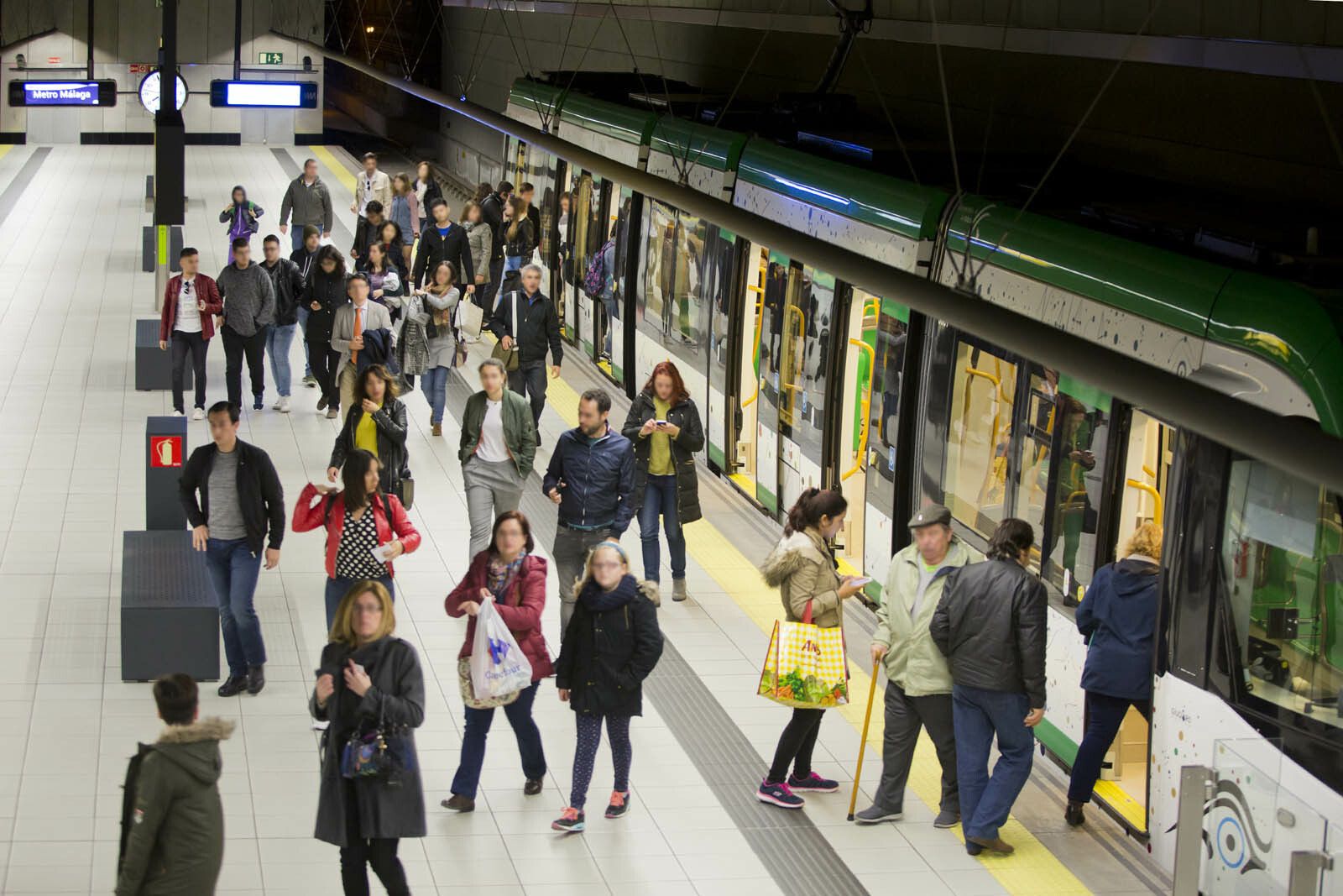 Un grupo de viajeros del Metro de Málaga