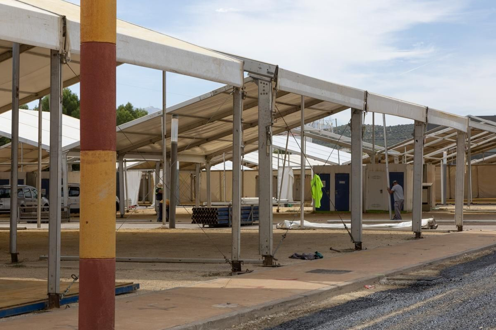Montaje de casetas de la Feria de San Lucas, en imágenes