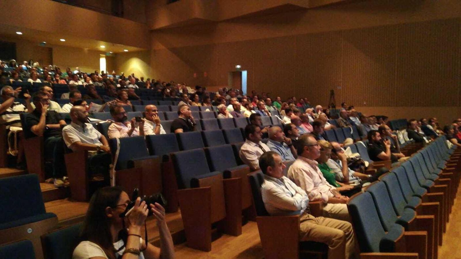Numeroso público se ha dado cita para escuchar las ponencias.