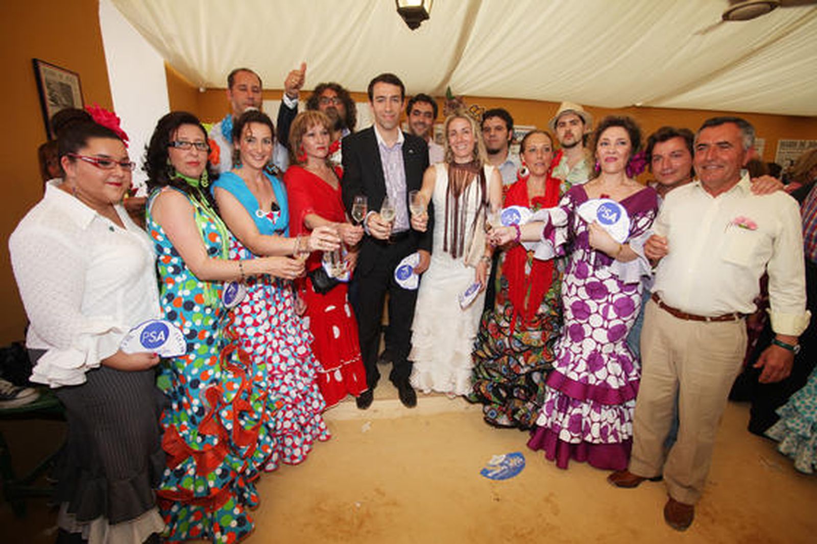 Santiago Casal, candidato a la Alcaldía de Jerez por el PSA, pasó ayer por la caseta de este Diario acompañado por Antonio Alemania, Eva Rodríguez y Antonio Rodríguez, entre otros, candidatos todos a las alcaldías de varios pueblos de la provincia.

Foto: Vanesa Lobo