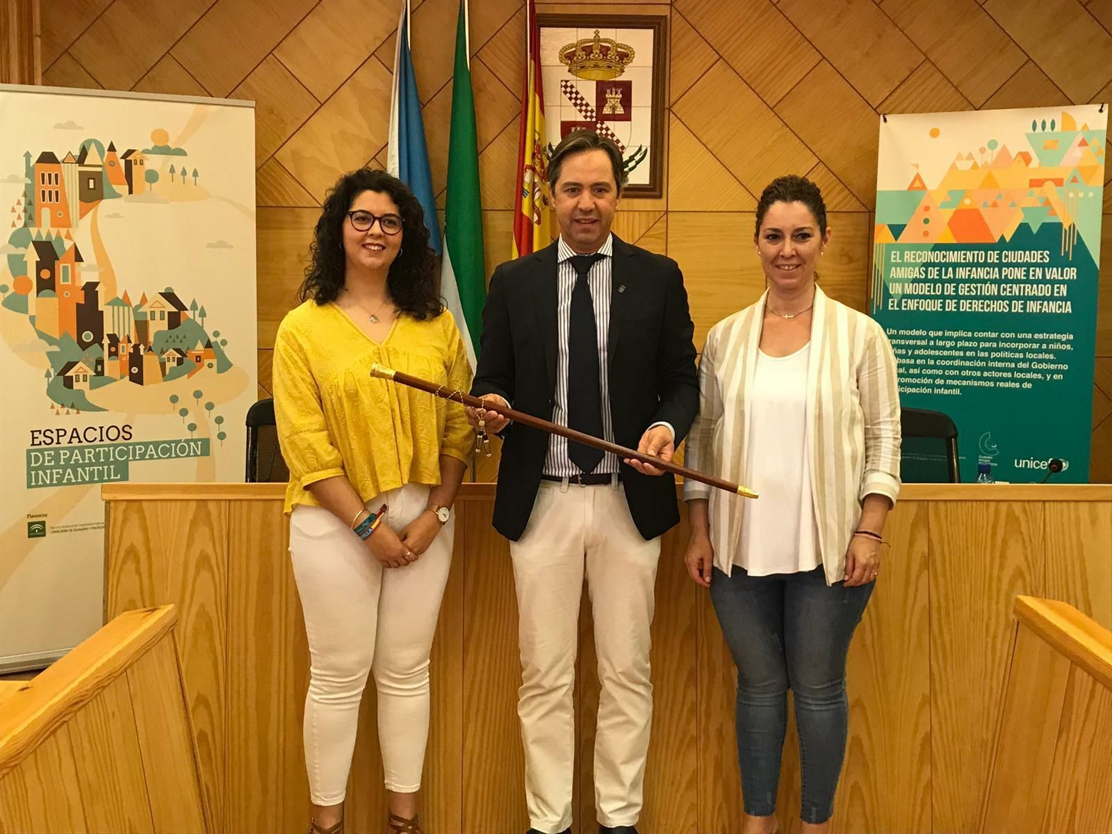 El alcalde de La Roda Juan Jiménez, del PP, con los otros dos ediles de la formación, que gobernarán con Adelante.