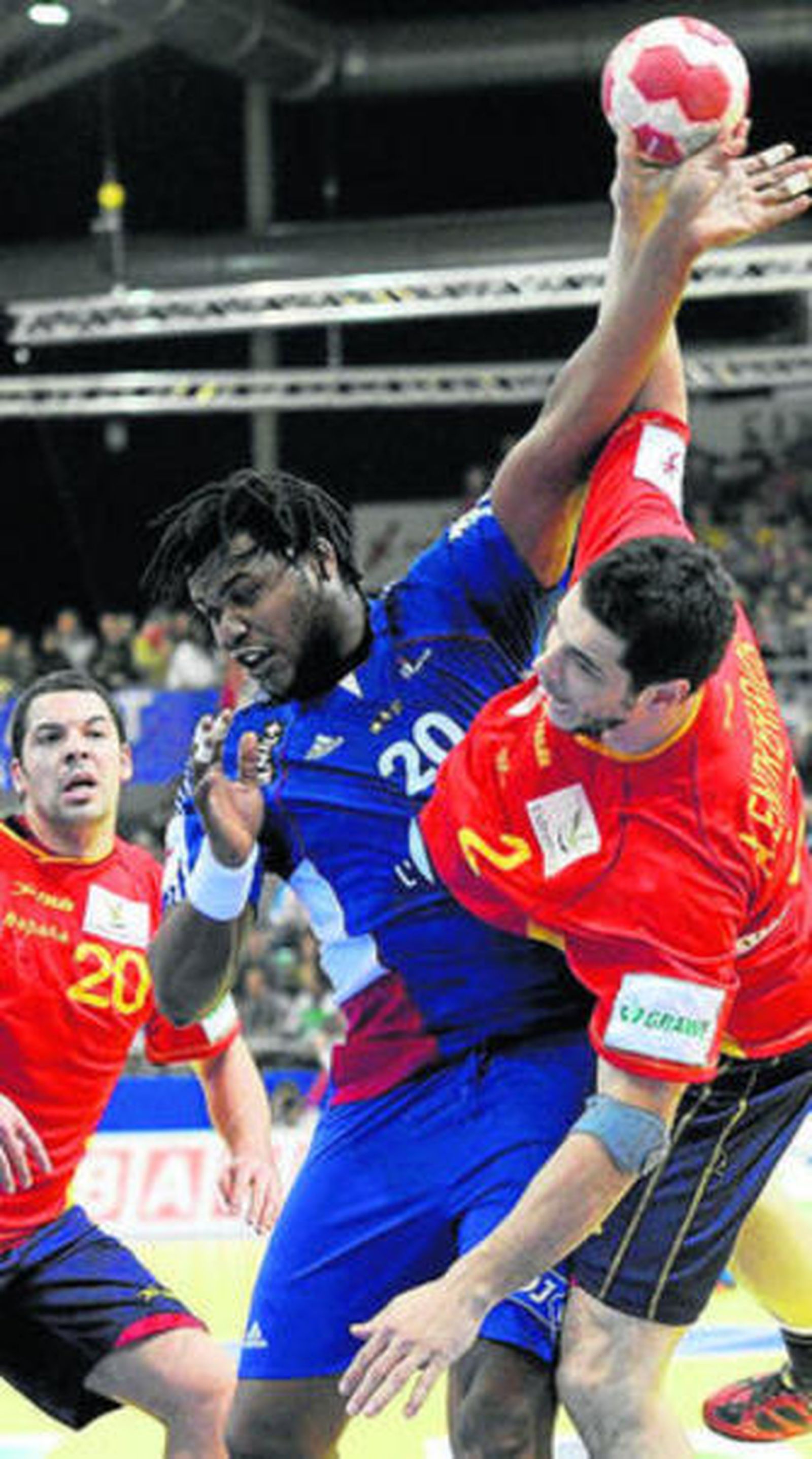 Alberto Entrerríos trata de lanzar ante Sorhaindo.