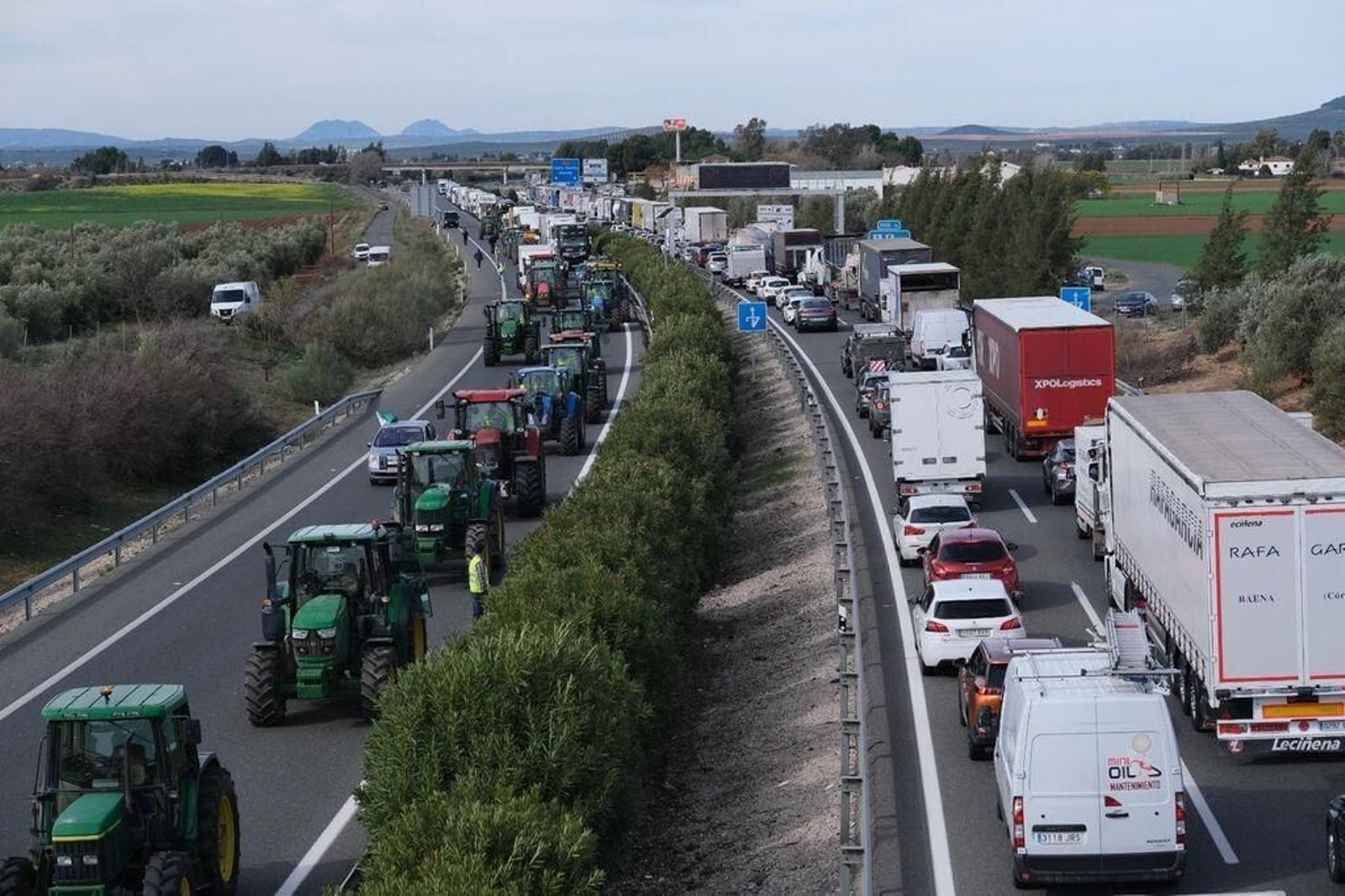 Agricultores cortan la A-92 a la altura de los Llanos de Antequera. Agricultores cortan la A-92 a la altura de los Llanos de Antequera.