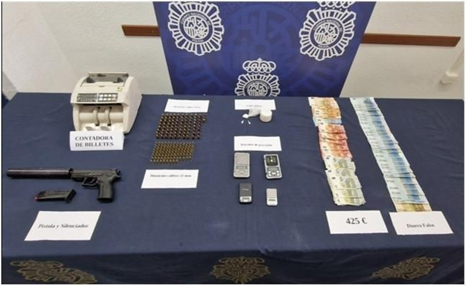 Material decomisado durante la operación.