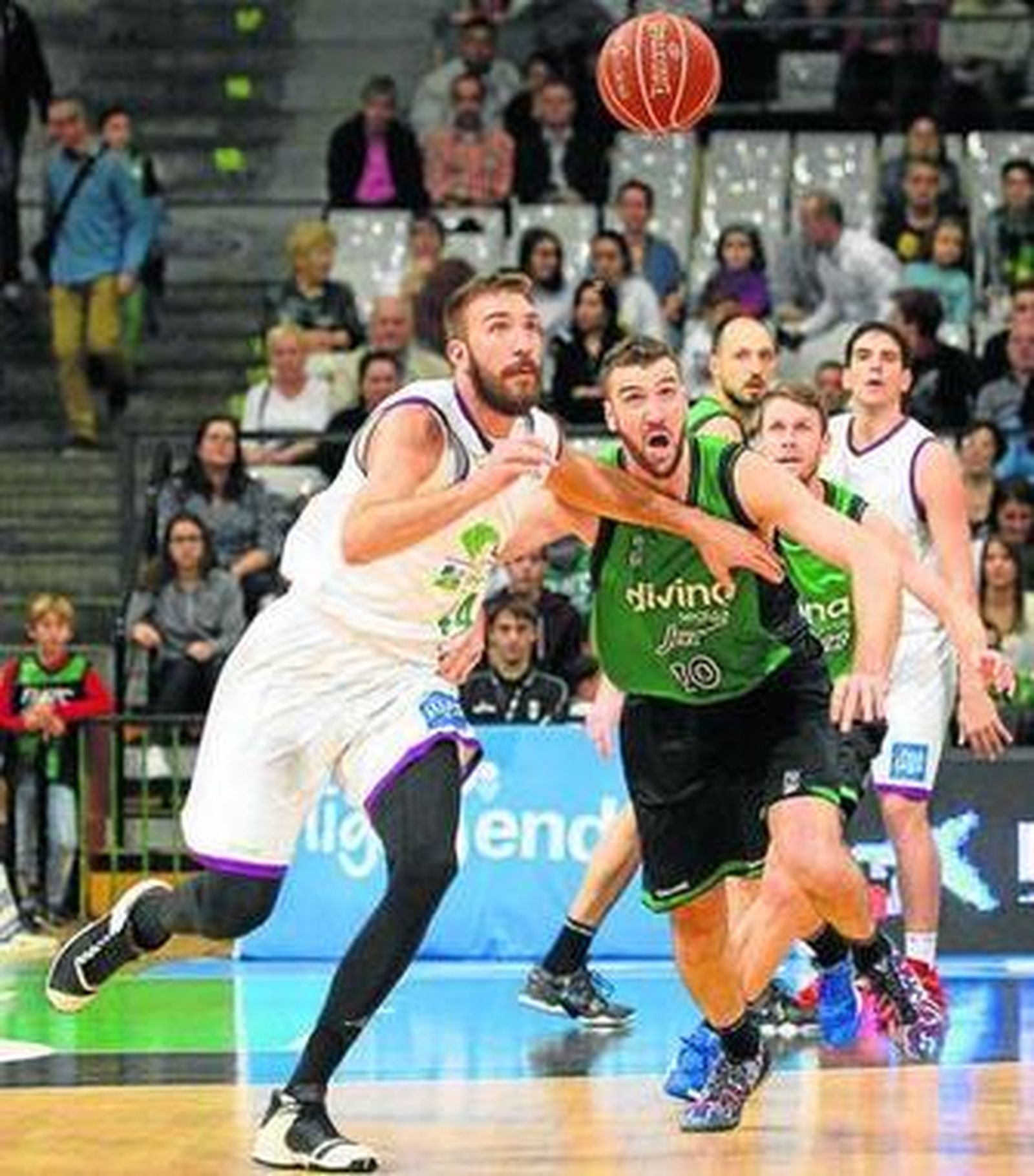 Dejan Musli pelea con Albert Miralles por un balón dividido.