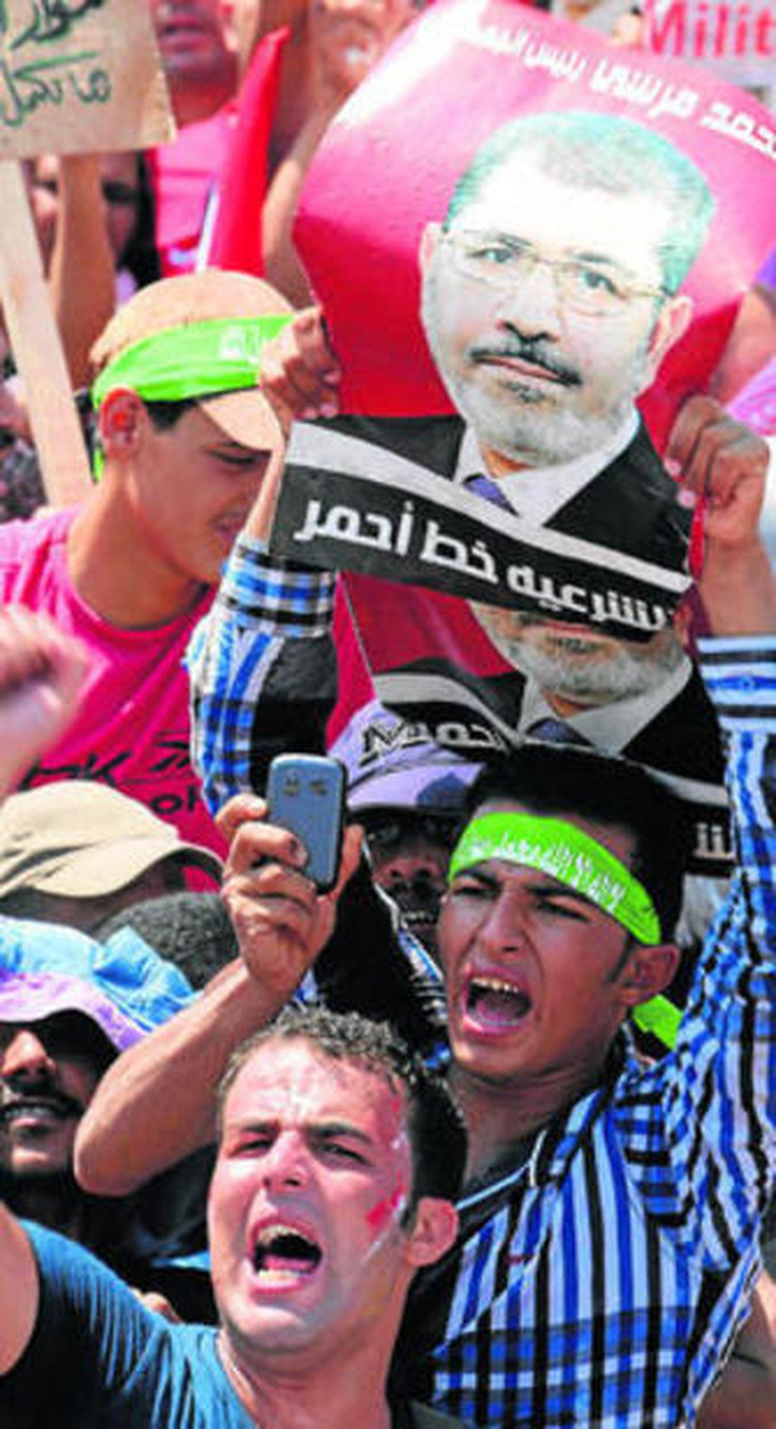Manifestantes piden, ayer, la vuelta al poder de Mursi en El Cairo.
