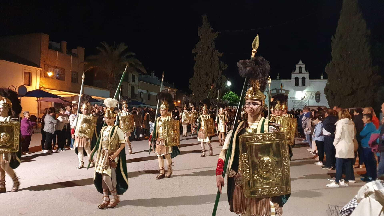 Lunes Santo en Castro del Río: La ofrenda floral de las escoltas romanas, en fotografías