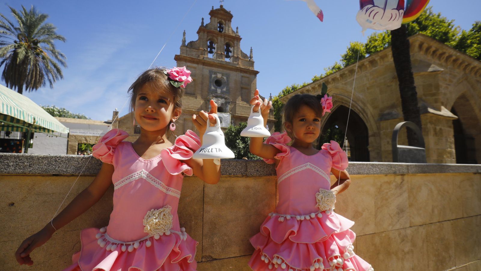 Lidia y Violeta enseñan sus campanitas.