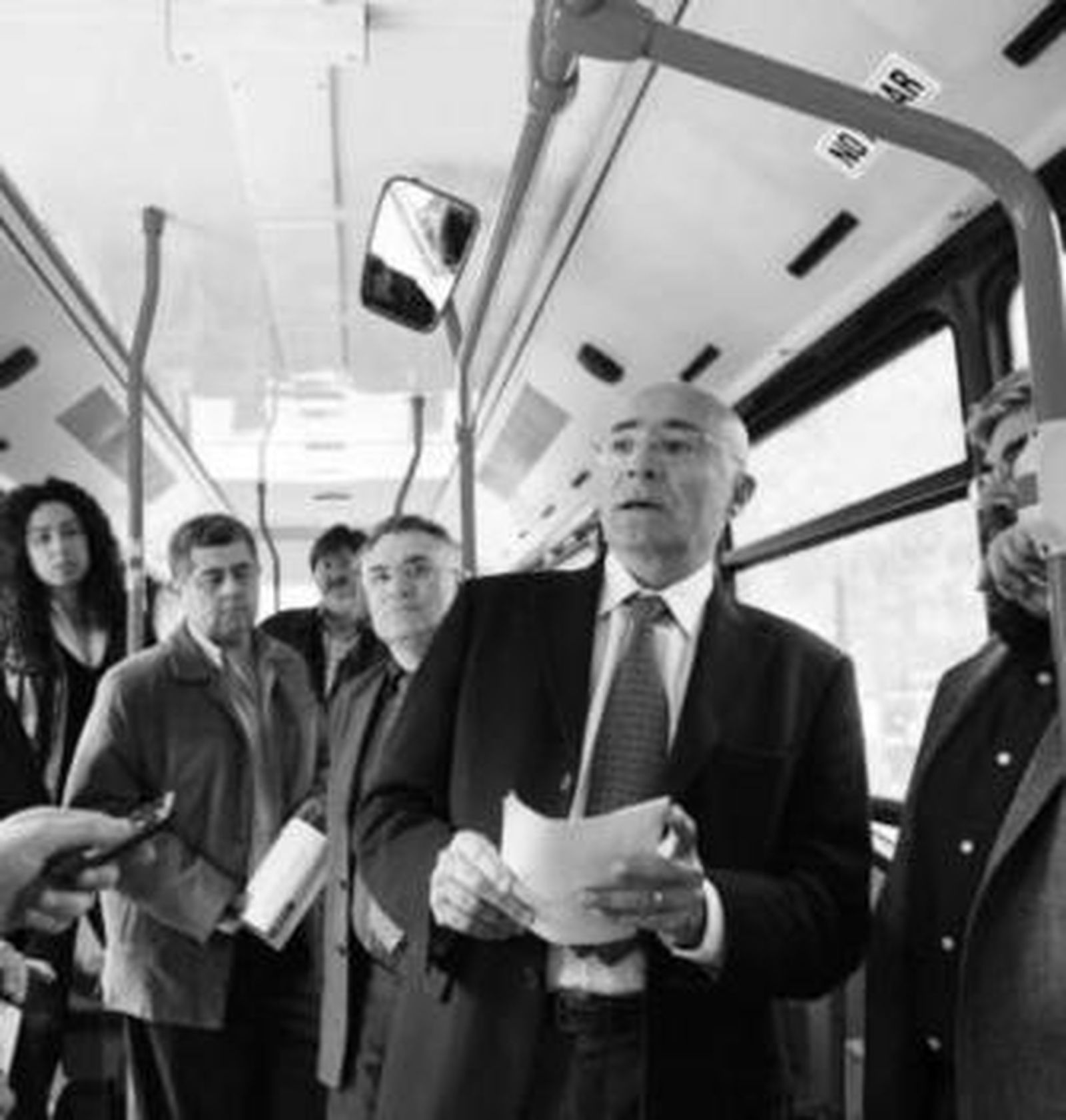 Un ciudadano observa los nuevos autobuses aparcados en Elvira.