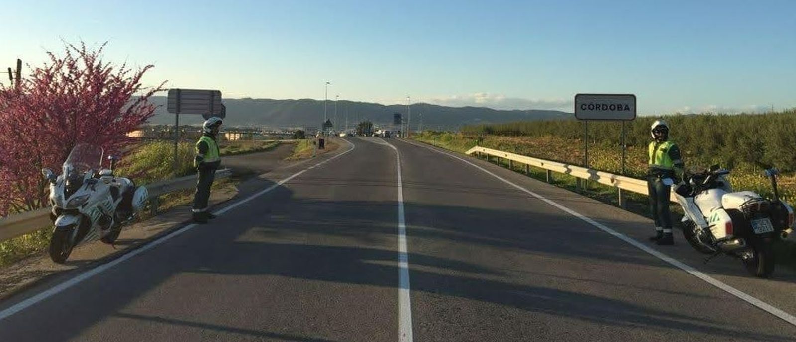 Agentes del Subsector de Tráfico de la Guardia Civil vigilan una carretera.