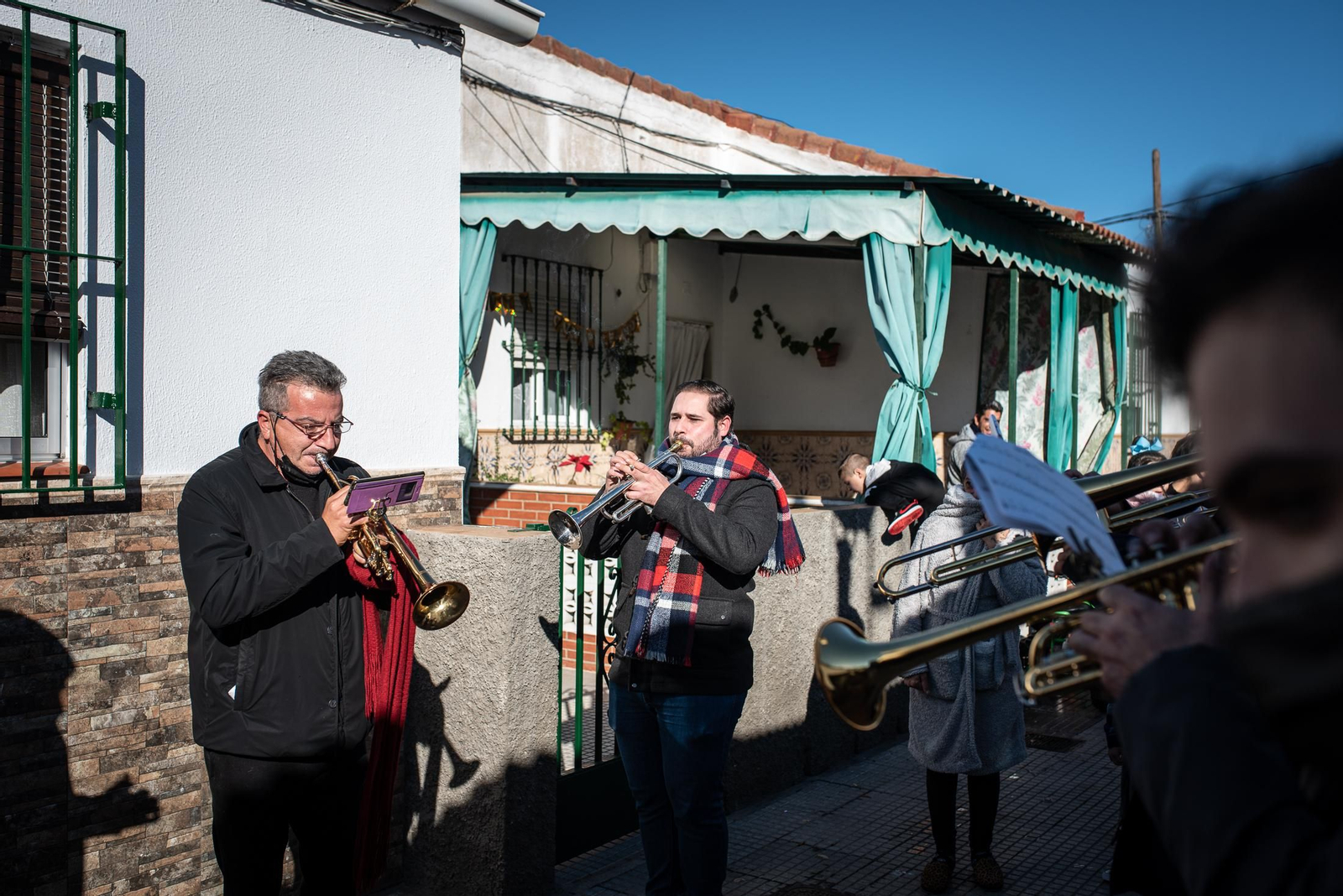 La visita de los Reyes Magos a los barrios de Huelva en imágenes