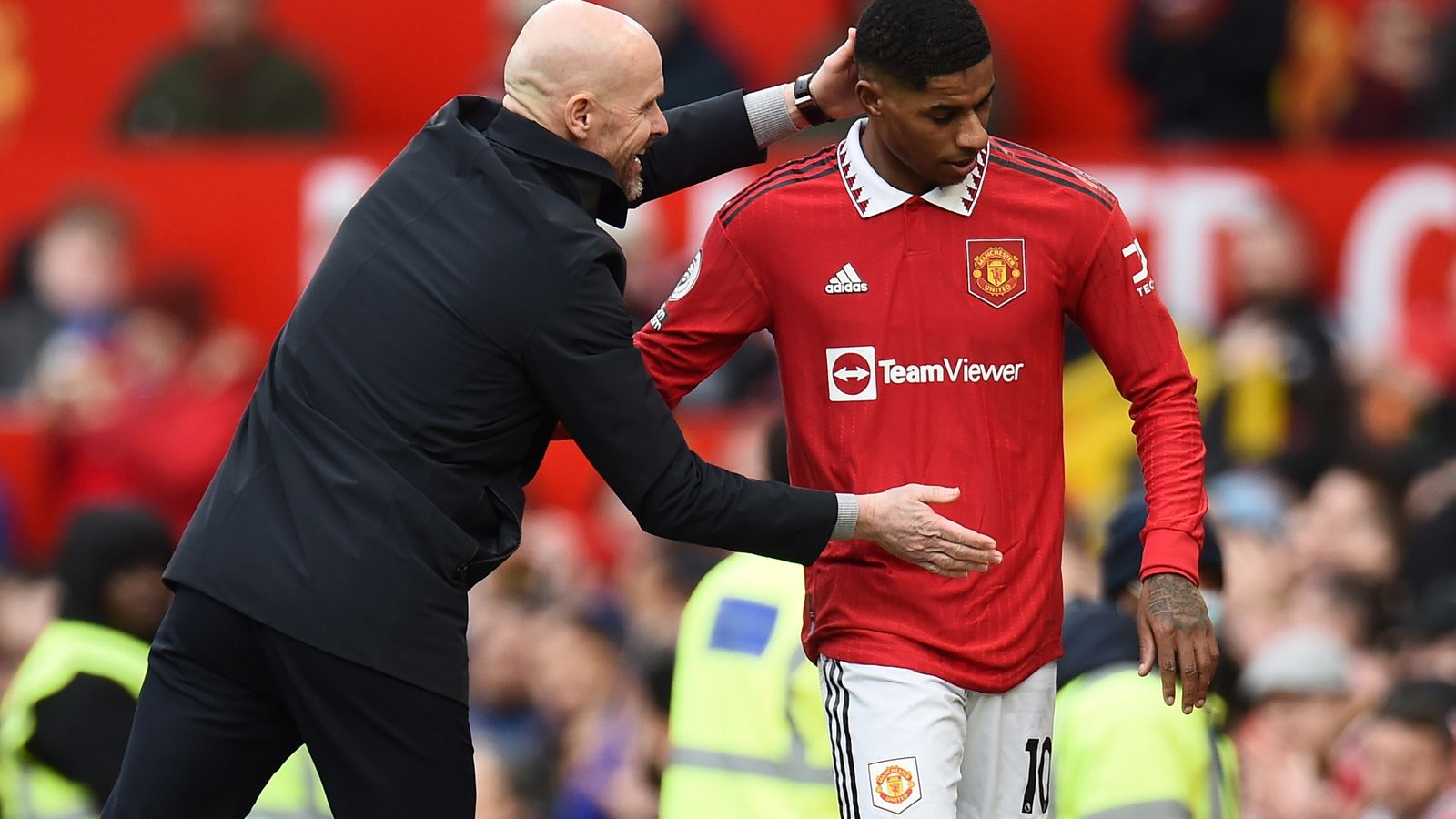 El técnico del Manchester United Erik Ten Hag felicita a Rashford.
