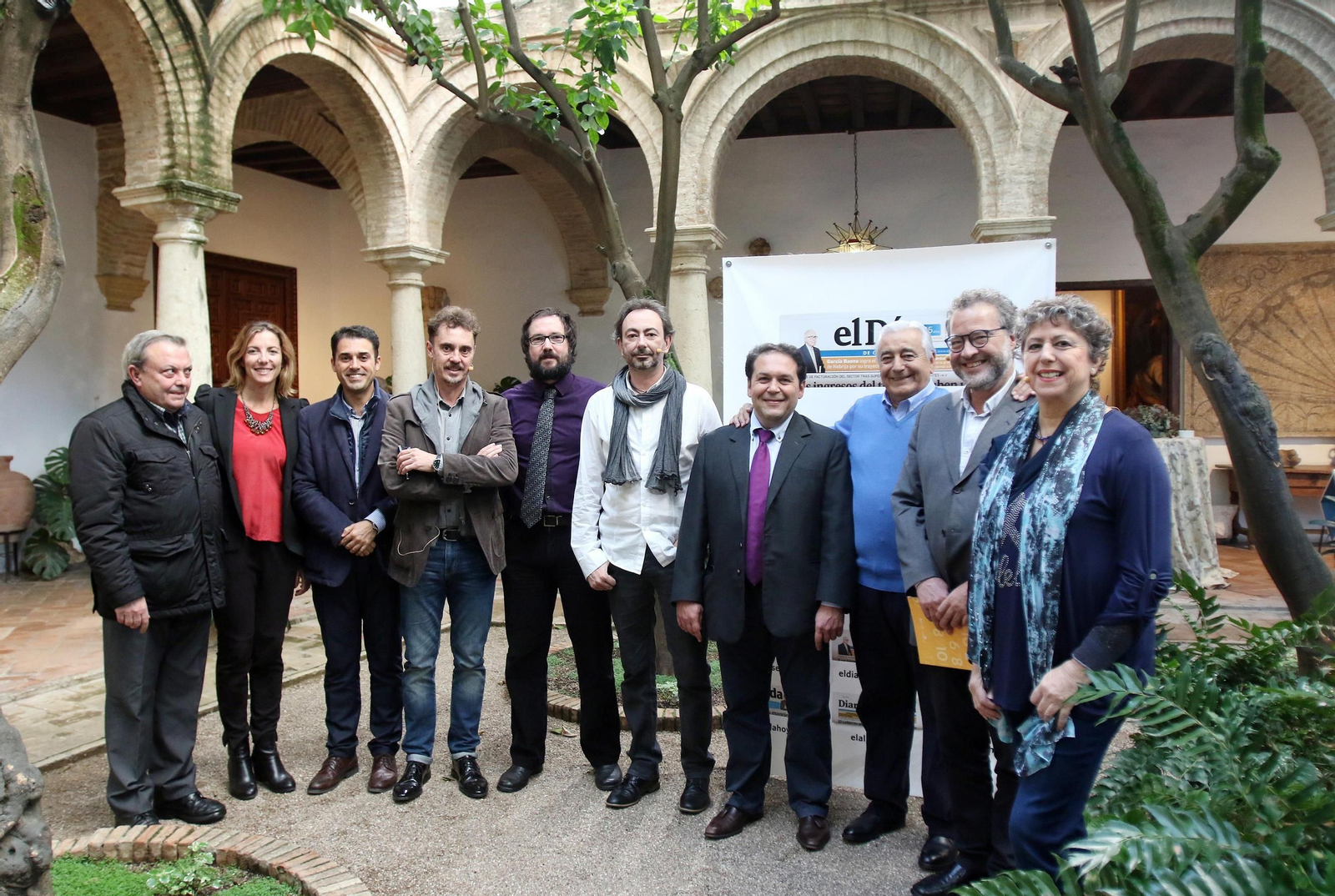 Francisco Alcalde, Lola Blanco, Leopoldo Izquierdo, Paco Serrano, Alfredo Asensi, José Antonio Rodríguez, Juan Ruz, Calixto Sánchez, Ramón López y Maica Moyano, antes del coloquio.