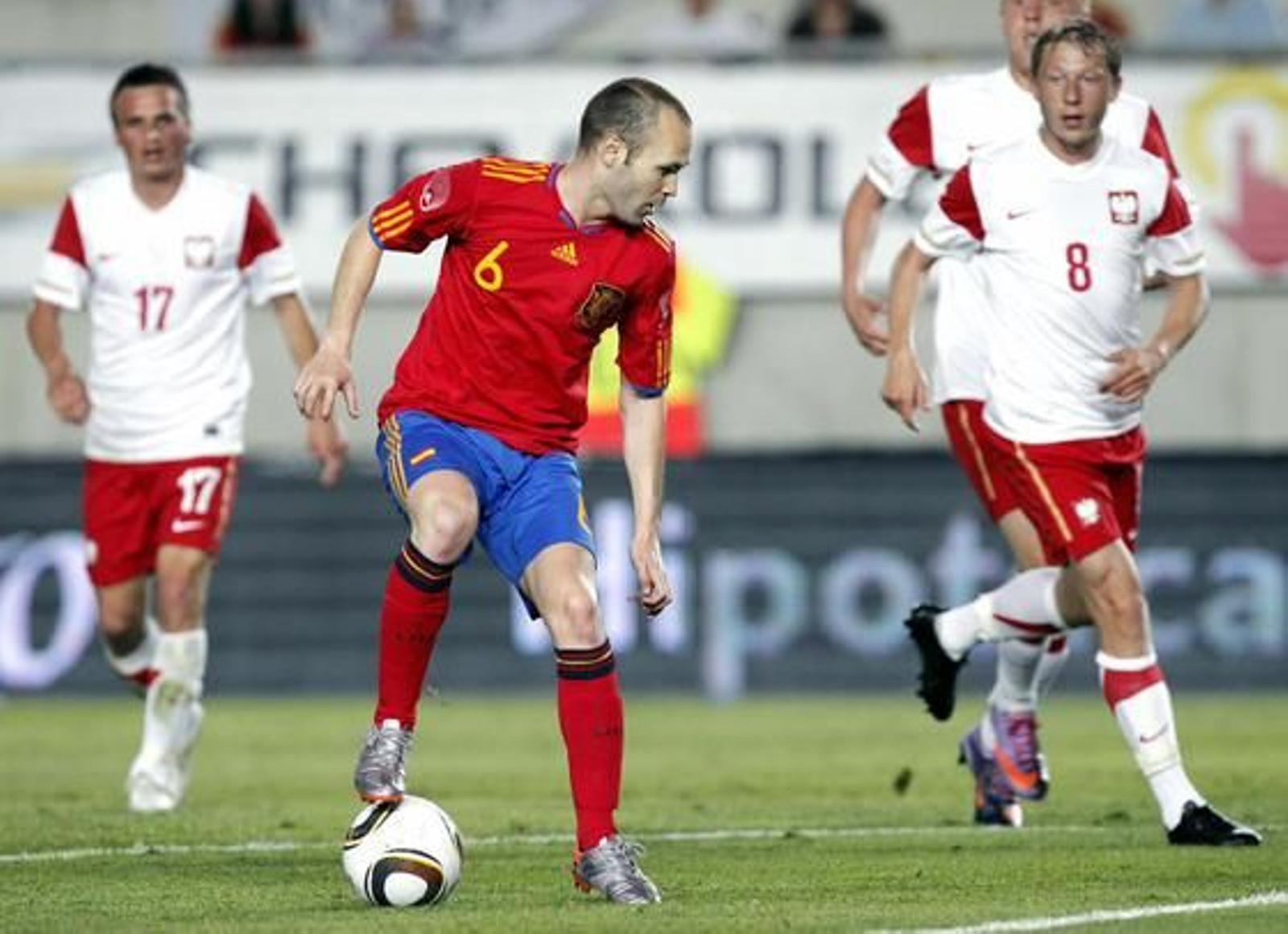 Iniesta cuajó una soberbia actuación antes de retirarse con molestias. / EFE