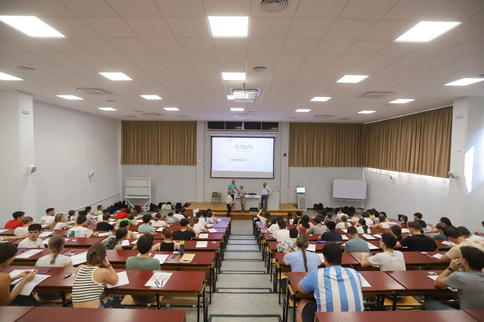 Alumnos en un examen de la pasada PEvAU.