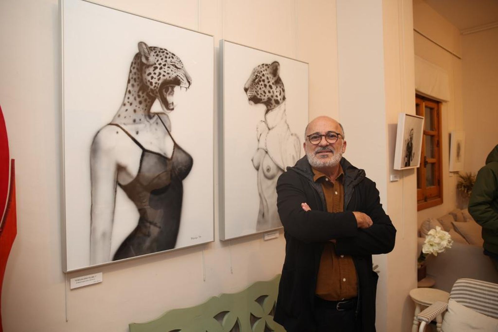 Fernando Toro, en la Sala Espacio Abierto Jerez junto a alguna de sus obras.