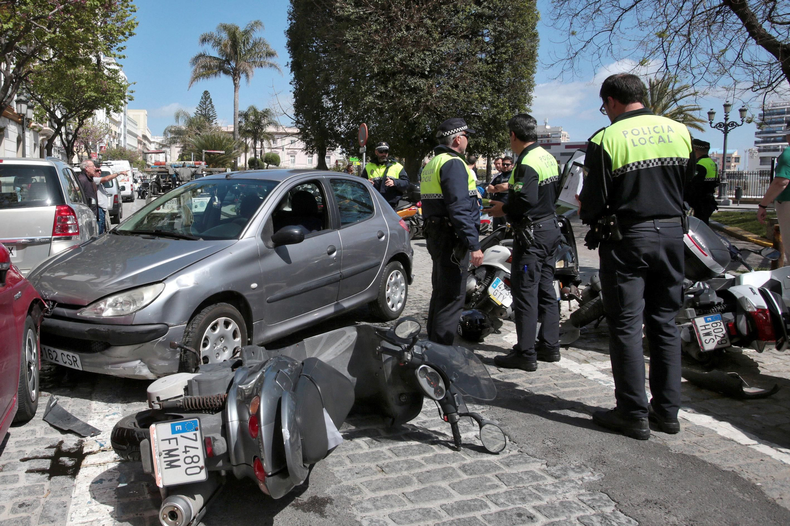Varios agentes de la Policía Local intervienen en un accidente en Canalejas.