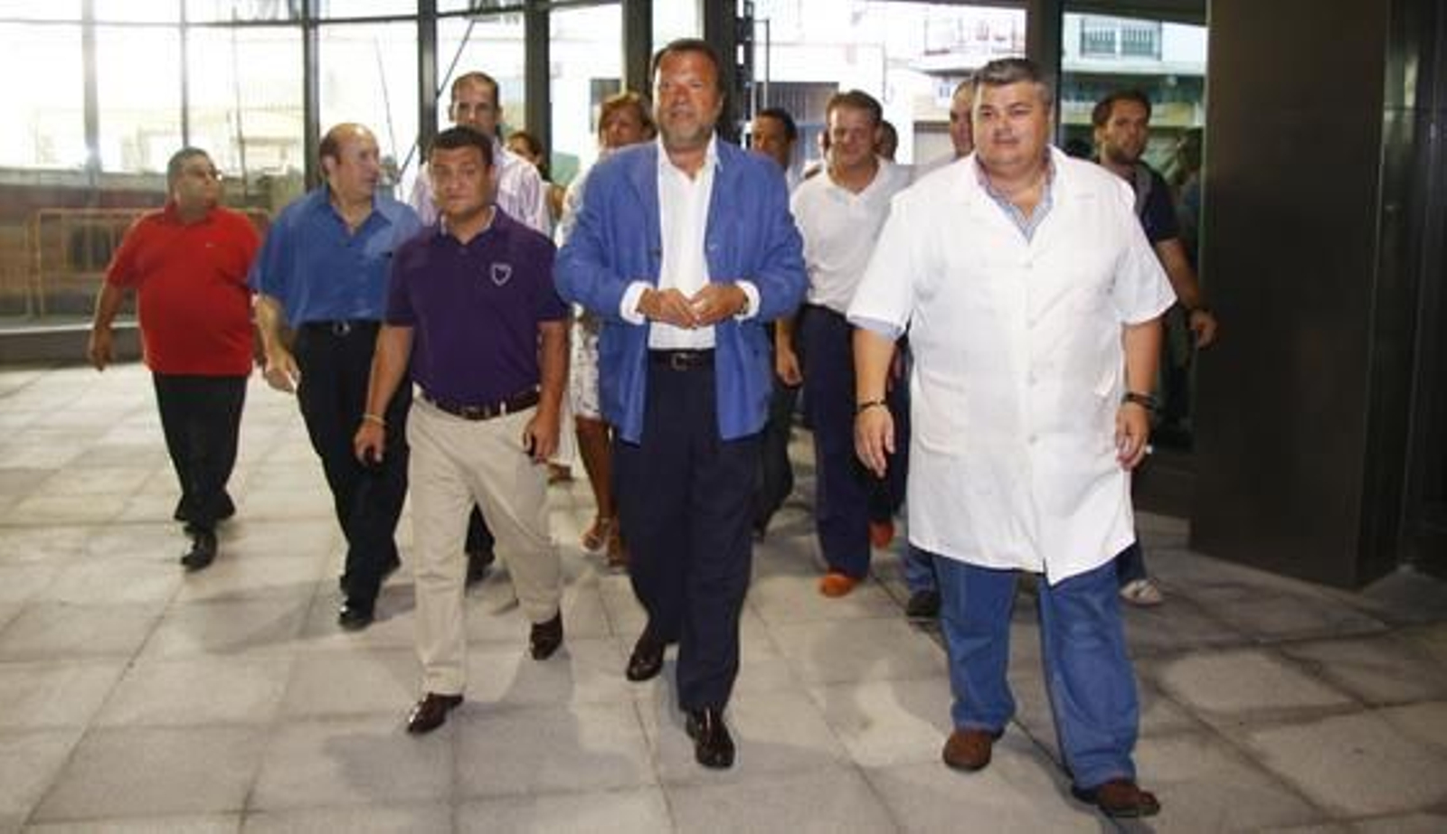 El alcalde de Sevilla, Alfredo Sánchez Monteseirín, durante su visita al nuevo mercado de la Encarnación.

Foto: Victoria Hidalgo