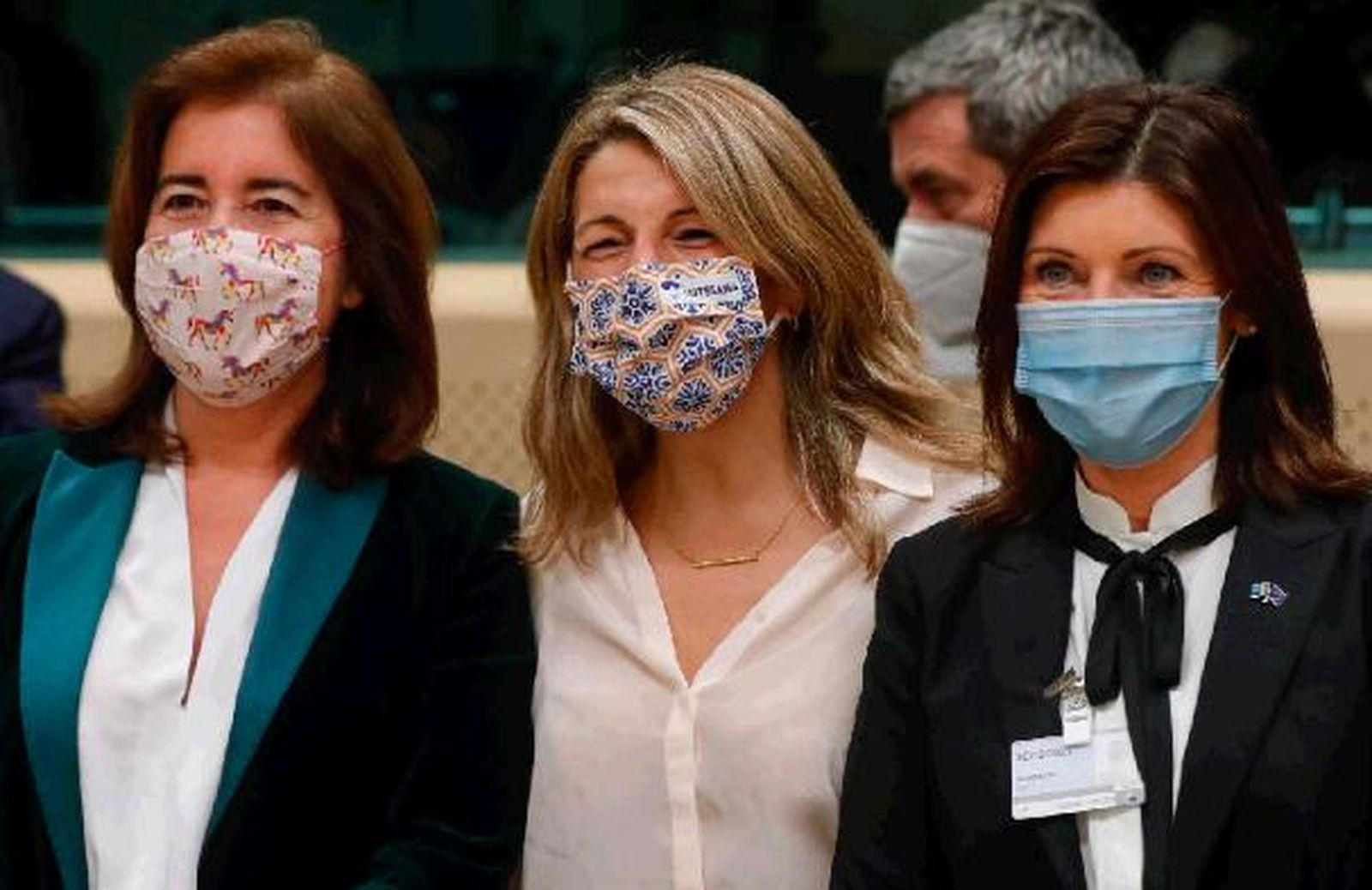 La ministra de Trabajo, Yolanda Díaz, flanqueada por sus homónimas lusa (i) y sueca (i)
