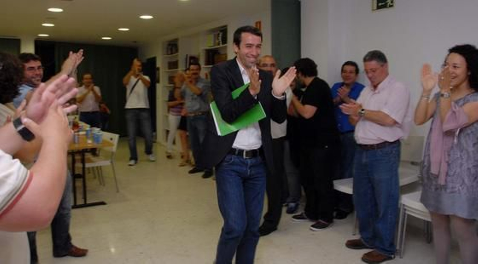 Andalucistas aplauden al candidato Santiago Casal.

Foto: Manuel Aranda